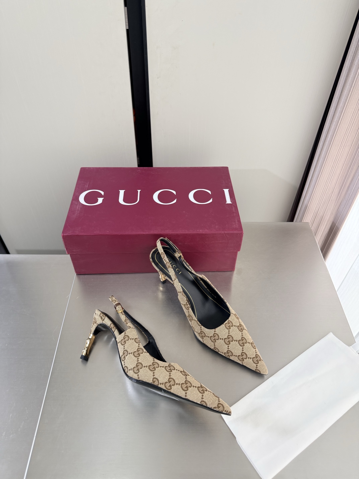 NO:903912,Gucci gold bamboo heels New product series Hollow back shoes Heel height 7.5cm Premium packaging GUCCI Apricot Presbyopia Made in Italy Genuine leather outsole Stylish brand LOGO with super recognition and high recognition Various products are competing for brands and will be launched first and then come out with super series heels. GUCCI is not behind the trend at the Gucci Paris fashion show  This series demonstrates new fashion charm and continues the ultra-high heel design. It has won the favor of well-known overseas bloggers and millions of fan bloggers. It is sold well at home and abroad and is out of stock in China. The top version is in candy color. Each color is absolutely beautiful. Color options are available. It adopts one-piece molding and combination technology. The fabric is open edge beads. Medium gloss calfskin. Comfortable lambskin lining. Outsole. Italian genuine leather outsole. Heel wrap leather technology. Matched with gilt bamboo heels. Size: 35 36 37 38 39  40 41 42 (40 41 42 order) (40 41 42 customized) Packaging: GUCCI full set of original packaging, high heels and sandals, gucci, sandals, high heels, cowhide, sheepskin, Leather soles19860909Gucci 金色竹节跟 新品系列 后空鞋 跟高 7.5cm 精品包装 GUCCI  杏色 老花   意大利制造 真皮大底  时尚的品牌LOGO持加,具有超辨高识度各品大争牌恐先推后出超系跟高列GUCCI不也落伍 Guccl巴黎时装秀场款 此系列演绎全新时尚魅力延续超高跟设计,深得海外知名博主青睐千万粉丝博主倾情演绎,畅销海内外国内已经断货,顶级版本糖果色配色,每个颜色都是绝美知知,颜色供选 采用一体成型 组合工艺 面料开边珠 中光小牛皮 内里舒适小羊皮 大底意大利真皮大底 鞋跟包面皮工艺 搭配鎏金竹节跟 码数: 35 36 37 38 39 40 41 42 (40 41 42订) （40 41 42 定做） 包装:GUCCI全套原包版装,高跟鞋凉鞋,gucci,sandals,high heels,cowhide,sheepskin,Leather soles,Women's Shoes