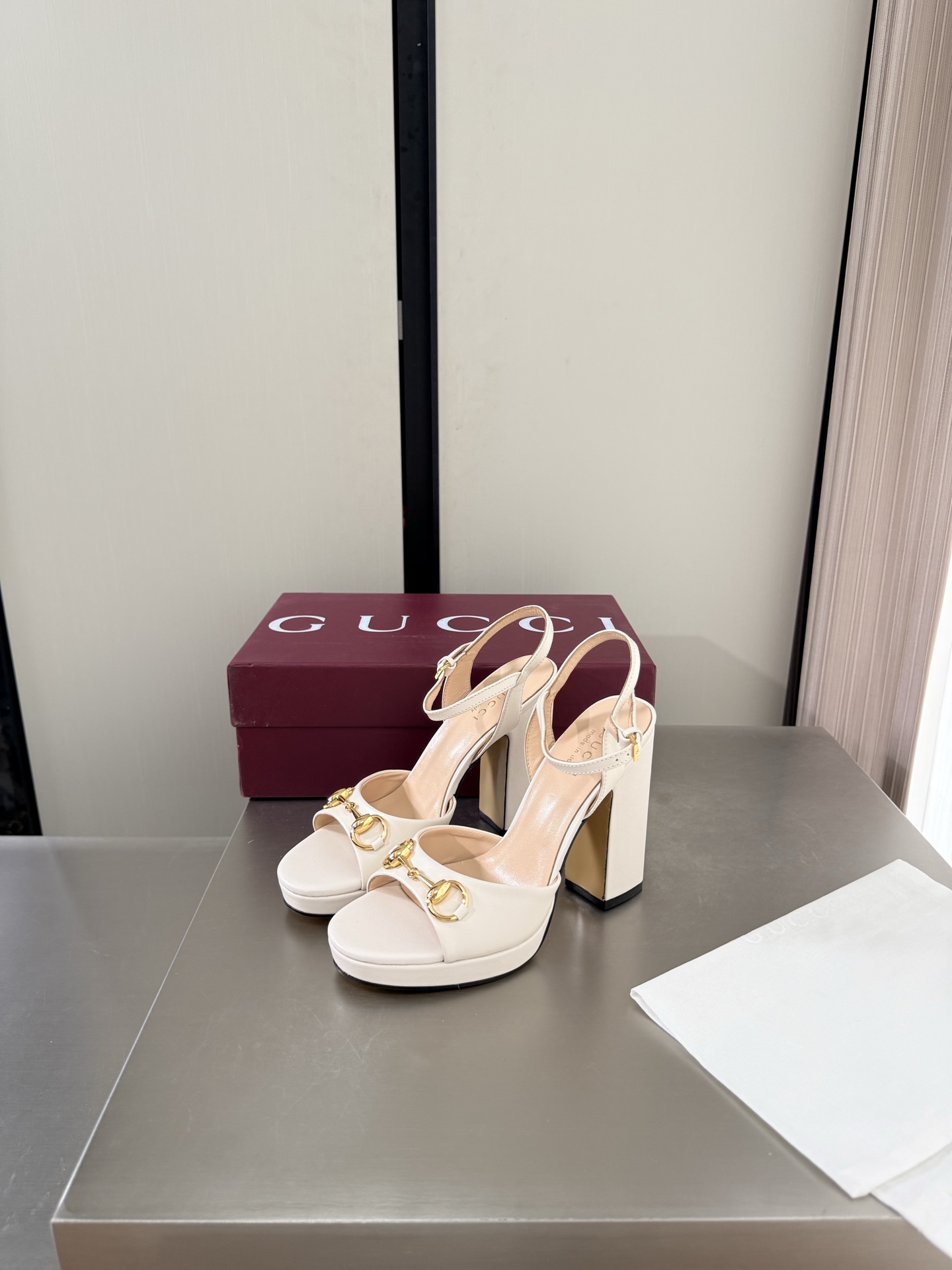 NO:903872,Gucci saddle buckle square heel sandals heel height 11cm, forefoot 2cm, exquisite packaging GUCCI off-white cow leather, genuine leather outsole, made in Italy, fashionable brand LOGO, highly recognizable, various products are competing for brands, and super series heels will be launched first and high series. GUCCI is not behind the Gucci Paris fashion show model  This series interprets the new fashion charm and continues the ultra-high heel design. It has won the favor of well-known overseas bloggers and millions of fans. It is sold well at home and abroad and is out of stock in China. The top version is in candy color. Each color is absolutely beautiful. Colors to choose from. Upper shoe leather lining: imported leather sheep outsole original outsole Size: Female 35 36 37 38 39 40 41 42 (40 41 42 order) (40 41 42  Customized) Packaging: GUCCI full set of original packaging, high heels and sandals, gucci, sandals, high heels, cowhide, Leather soles19860909Gucci 马鞍扣 方跟 凉鞋 跟高11cm 前掌 2cm 精品包装 GUCCI  米白牛皮  真皮大底 意大利制造 时尚的品牌LOGO持加,具有超辨高识度各品大争牌恐先推后出超系跟高列GUCCI不也落伍 Guccl巴黎时装秀场款 此系列演绎全新时尚魅力延续超高跟设计,深得海外知名博主青睐千万粉丝博主倾情演绎,畅销海内外国内已经断货,顶级版本糖果色配色,每个颜色都是绝美知知,颜色供选 面鞋牛皮  里内:进口皮羊 大底原版大底 码数:女 35 36 37 38 39 40 41 42 (40 41 42订) （40 41 42 定做） 包装:GUCCI全套原包版装,高跟鞋凉鞋,gucci,sandals,high heels,cowhide,Leather soles,Women's Shoes