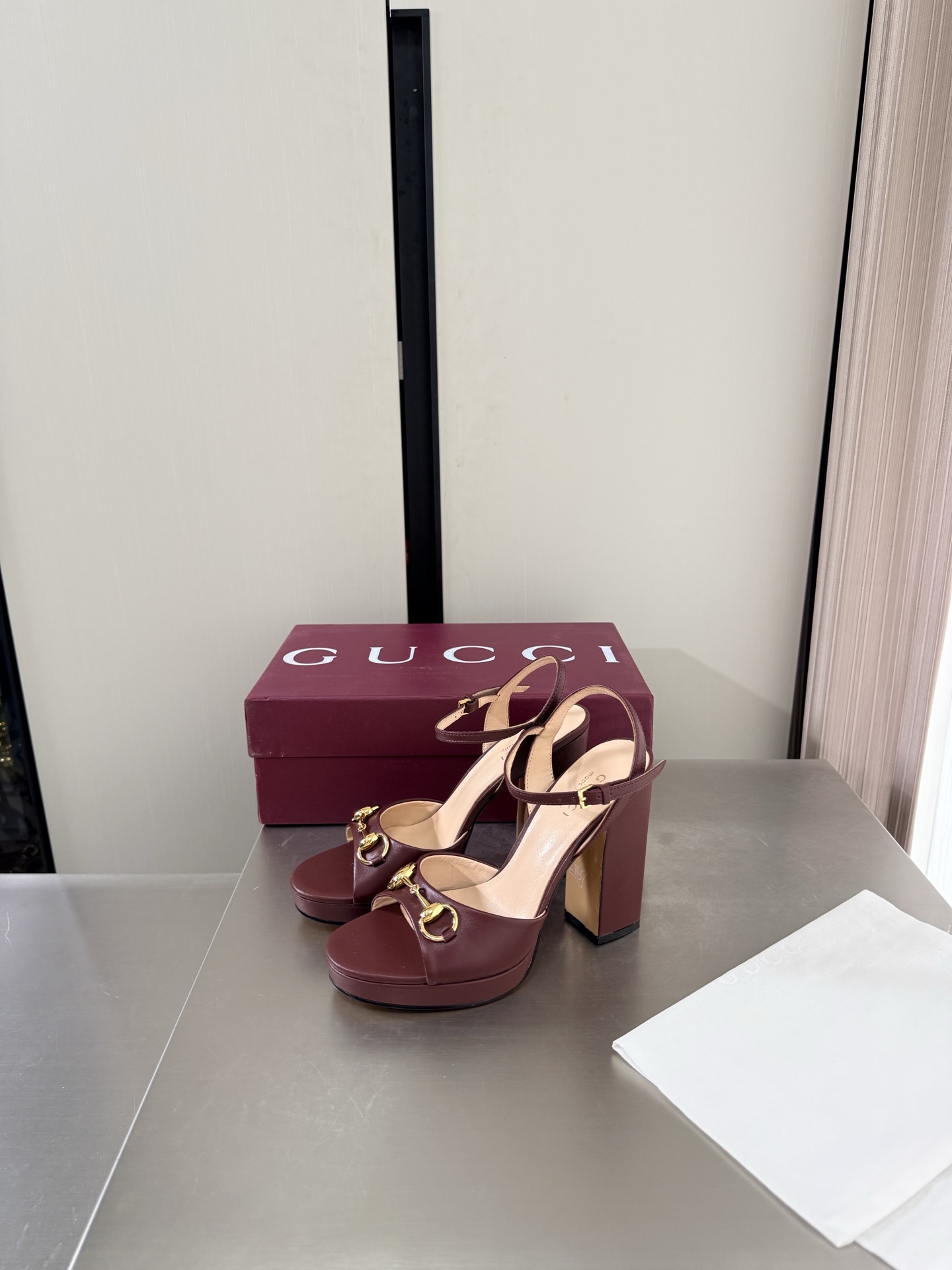 NO:903879,Gucci saddle buckle square heel sandals heel height 11cm, forefoot 2cm, premium packaging GUCCI burgundy leather leather outsole Made in Italy Stylish brand LOGO with super recognition and high recognition Various brands are competing for brands, and super series heels are launched first. GUCCI is not also behind the Gucci Paris fashion show model  This series interprets the new fashion charm and continues the ultra-high heel design. It has won the favor of well-known overseas bloggers and millions of fans. It is sold well at home and abroad and is out of stock in China. The top version is in candy color. Each color is absolutely beautiful. Colors to choose from. Upper shoe leather lining: imported leather sheep outsole original outsole Size: Female 35 36 37 38 39 40 41 42 (40 41 42 order) (40 41 42  Customized) Packaging: GUCCI full set of original packaging, high heels and sandals, gucci, sandals, high heels, cowhide, Leather soles19860909Gucci 马鞍扣 方跟 凉鞋 跟高11cm 前掌 2cm 精品包装 GUCCI  酒红色 牛皮  真皮大底 意大利制造 时尚的品牌LOGO持加,具有超辨高识度各品大争牌恐先推后出超系跟高列GUCCI不也落伍 Guccl巴黎时装秀场款 此系列演绎全新时尚魅力延续超高跟设计,深得海外知名博主青睐千万粉丝博主倾情演绎,畅销海内外国内已经断货,顶级版本糖果色配色,每个颜色都是绝美知知,颜色供选 面鞋牛皮  里内:进口皮羊 大底原版大底 码数:女 35 36 37 38 39 40 41 42 (40 41 42订) （40 41 42 定做） 包装:GUCCI全套原包版装,高跟鞋凉鞋,gucci,sandals,high heels,cowhide,Leather soles,Women's Shoes