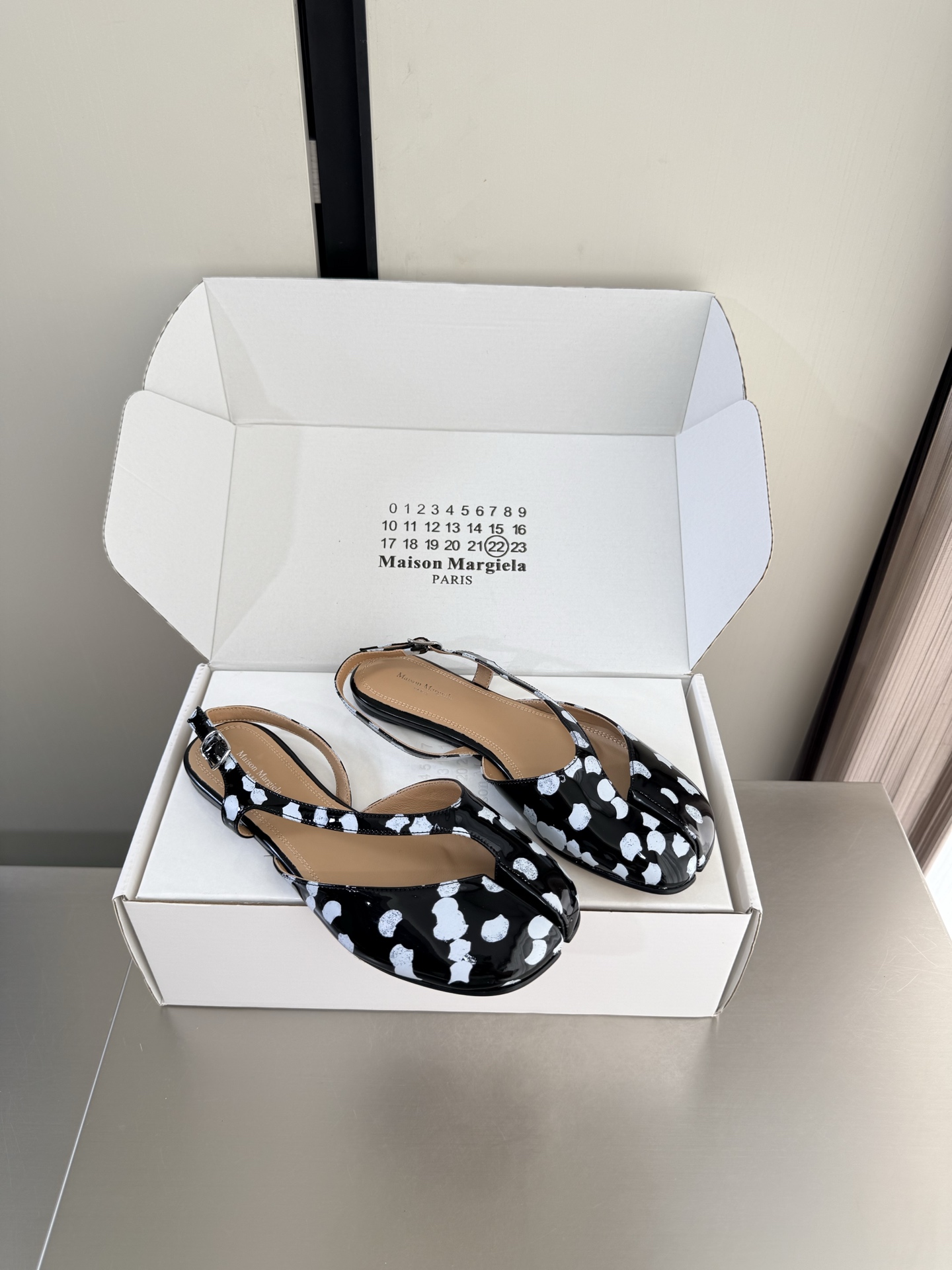 NO:903925,MM6 Margiela petals, split-toe sandals with open back, heel height 1.5cm, the same as the original version, Italian genuine leather outsole, combined metal nail technology, black and white, personality, petal graffiti, originality, feet, Angora water-dyed cowhide, MaisonMargiela MM6 is coming!  It smells so good. It has a beautiful and colorful girly feel!   A fashion item not to be missed. Simple and stylish beauty. A must-have item. Fashionable age-reducing artifact. Casual and honest feeling. Simple and advanced design. Incorporates the unique logo of MM6. Suitable for daily leisure and vacation. Versatile. Really comfortable. Original consistent and comfortable molded outsole. Split design. Original consistent material. Standard original order. Please look for our high-end goods. 35 36 37 38 39 40 41  42 (40 41 42 customized), split-toe shoes, masion margiela, masion margiela, sandals, cowhide, Leather soles19860909MM6 马吉拉 花瓣 后空分趾凉鞋 跟高 1.5cm 原版一致 意大利真皮大底 组合金属钉工艺 黑白 个性 花瓣涂鸦 别具匠心 垫脚 安哥拉水染牛皮 MaisonMargiela 马吉拉 MM6 火爆来袭！太香了  靓丽多彩少女感扑面而来！  不容错过的时尚单品 简单又有格调的美 跑量扛把子  必入单品 时尚减龄神器 随性率真的感脚 简单高级的设计 融入MM6独有的标志 同时满足日常 休闲渡假 百搭 真心巴适 原版一致舒适成型大底 分体设计  原版一致材料 对标原单 请认准咱家高货 35 36 37 38 39 40 41 42（40 41 42 定制）,分趾鞋,masion margiela,masion margiela,sandals,cowhide,Leather soles,Women's Shoes