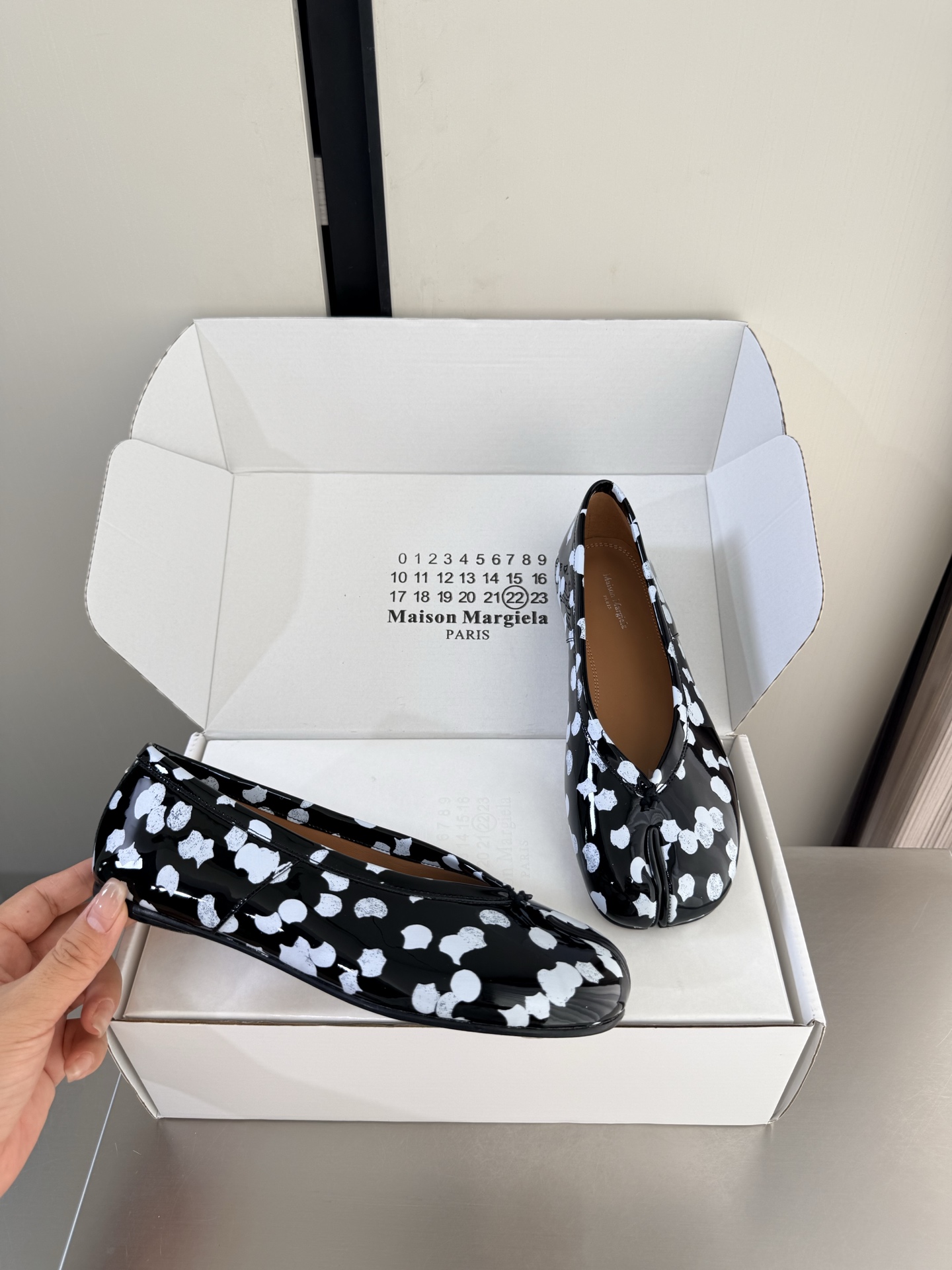 NO:903855,MM6 Margiela Petal Shoes Flat sole 1.5 cm split toe Same as the original Italian genuine leather outsole Combined metal nail technology Petal graffiti Unique foot pads Angora water-dyed cowhide MaisonMargiela MaisonMargiela MM6 is coming!  It smells so good. It has a beautiful and colorful girly feel!   A fashion item not to be missed. Simple and stylish beauty. A must-have item. Fashionable age-reducing artifact. Casual and honest feeling. Simple and advanced design. Incorporates the unique logo of MM6. Suitable for daily leisure and vacation. Versatile. Really comfortable. Original consistent and comfortable molded outsole. Split design. Original consistent material. Standard original order. Please look for our high-end goods. 35 36 37 38 39 40 41  42 (40 41 42 customized), split-toe shoes, masion margiela, masion margiela, cowhide, Leather soles19860909MM6 马吉拉 花瓣 单鞋 平底 1.5 cm 分趾 原版一致 意大利真皮大底 组合金属钉工艺 花瓣涂鸦 别具匠心 垫脚 安哥拉水染牛皮 MaisonMargiela 马吉拉 MM6 火爆来袭！太香了  靓丽多彩少女感扑面而来！  不容错过的时尚单品 简单又有格调的美 跑量扛把子  必入单品 时尚减龄神器 随性率真的感脚 简单高级的设计 融入MM6独有的标志 同时满足日常 休闲渡假 百搭 真心巴适 原版一致舒适成型大底 分体设计  原版一致材料 对标原单 请认准咱家高货 35 36 37 38 39 40 41 42（40 41 42 定制）,分趾鞋,masion margiela,masion margiela,cowhide,Leather soles,Women's Shoes