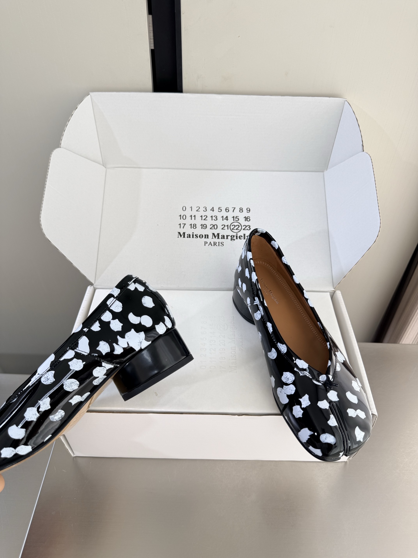 NO:903864,MM6 Margiela petal shoes Heel height 3.5cm split toe Same as the original Italian leather outsole Combined metal nail technology Black and white Personalized petal graffiti Unique foot pads Angora water-dyed cowhide MaisonMargiela Margiela MM6 is coming!  It smells so good. It has a beautiful and colorful girly feel!   A fashion item not to be missed. Simple and stylish beauty. A must-have item. Fashionable age-reducing artifact. Casual and honest feeling. Simple and advanced design. Incorporates the unique logo of MM6. Suitable for daily leisure and vacation. Versatile. Really comfortable. Original consistent and comfortable molded outsole. Split design. Original consistent material. Standard original order. Please look for our high-end goods. 35 36 37 38 39 40 41  42 (40 41 42 customized), split-toe shoes, masion margiela, masion margiela, cowhide, Leather soles19860909MM6 马吉拉 花瓣 单鞋 跟高 3.5cm 分趾 原版一致 意大利真皮大底 组合金属钉工艺 黑白 个性花瓣涂鸦 别具匠心 垫脚 安哥拉水染牛皮 MaisonMargiela 马吉拉 MM6 火爆来袭！太香了  靓丽多彩少女感扑面而来！  不容错过的时尚单品 简单又有格调的美 跑量扛把子  必入单品 时尚减龄神器 随性率真的感脚 简单高级的设计 融入MM6独有的标志 同时满足日常 休闲渡假 百搭 真心巴适 原版一致舒适成型大底 分体设计  原版一致材料 对标原单 请认准咱家高货 35 36 37 38 39 40 41 42（40 41 42 定制）,分趾鞋,masion margiela,masion margiela,cowhide,Leather soles,Women's Shoes
