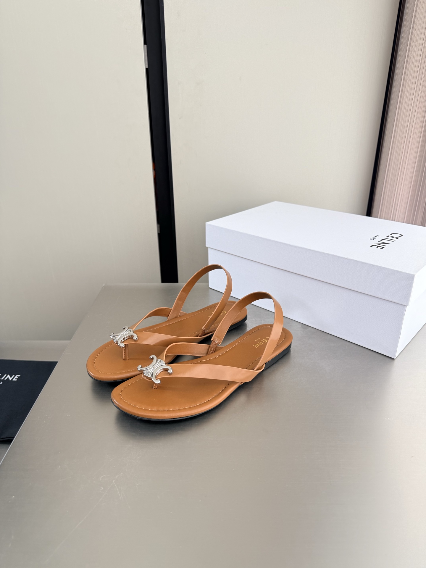 NO:903887,Arc de Triomphe Hardware logo flat sole Flip-flops sandals Exquisite oil edge craftsmanship Brown CELINE Exclusive Arc de Triomphe series Celine Family element design Three-dimensional steel stamped logo The logo is stamped and stamped to create a three-dimensional sense. Alignment Original design One-piece molding process Same as the original Formed outsole Clear and three-dimensional Big focus on small details Original consistent fabrics Equipped with original packaging 35 36 37 38 39 40 41 40  Size 41 customized, super beautiful, super age-reducing, split-toe shoes, celine, celine, sandals19860909凯旋门 五金logo 平底 夹趾凉鞋 精致油边工艺 棕色 CELINE 专属 凯旋门系列   赛琳 家族元素设计 立体钢印logo logo   钢印压模而成立体感十足 对标对版    原版设计 一体成型工艺  原版一致 成型大底 清晰 立体  小细节见大专注  原版一致面料  配置原版包装  35 36 37 38 39 40 41  40 41 码定制 超级美 超级减龄,分趾鞋,celine,celine,sandals,Women's Shoes