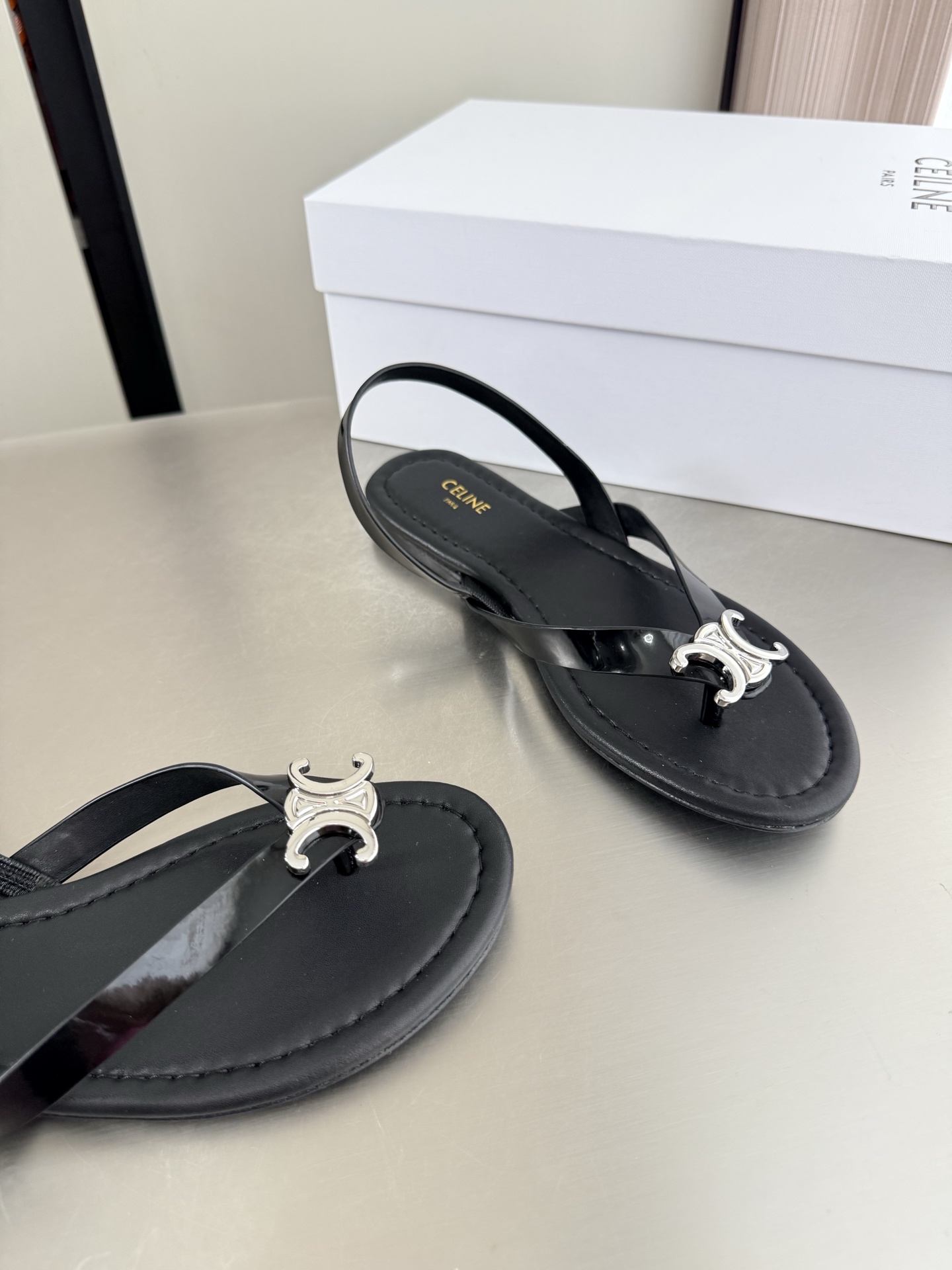 NO:903896,Arc de Triomphe Hardware logo flat sole Flip-flops sandals Exquisite oil edge craftsmanship Black CELINE Exclusive Arc de Triomphe series Celine Family element design Three-dimensional steel stamped logo The logo is stamped and stamped with a full three-dimensional feel. Alignment Original design One-piece molding process Same as the original Formed outsole Clear and three-dimensional Big focus on small details Original consistent fabrics Equipped with original packaging 35 36 37 38 39 40 41 40  Size 41 customized, super beautiful, super age-reducing, split-toe shoes, celine, celine, sandals19860909凯旋门 五金logo 平底 夹趾凉鞋 精致油边工艺 黑色 CELINE 专属 凯旋门系列   赛琳 家族元素设计 立体钢印logo logo   钢印压模而成立体感十足 对标对版    原版设计 一体成型工艺  原版一致 成型大底 清晰 立体  小细节见大专注  原版一致面料  配置原版包装  35 36 37 38 39 40 41  40 41 码定制 超级美 超级减龄,分趾鞋,celine,celine,sandals,Women's Shoes
