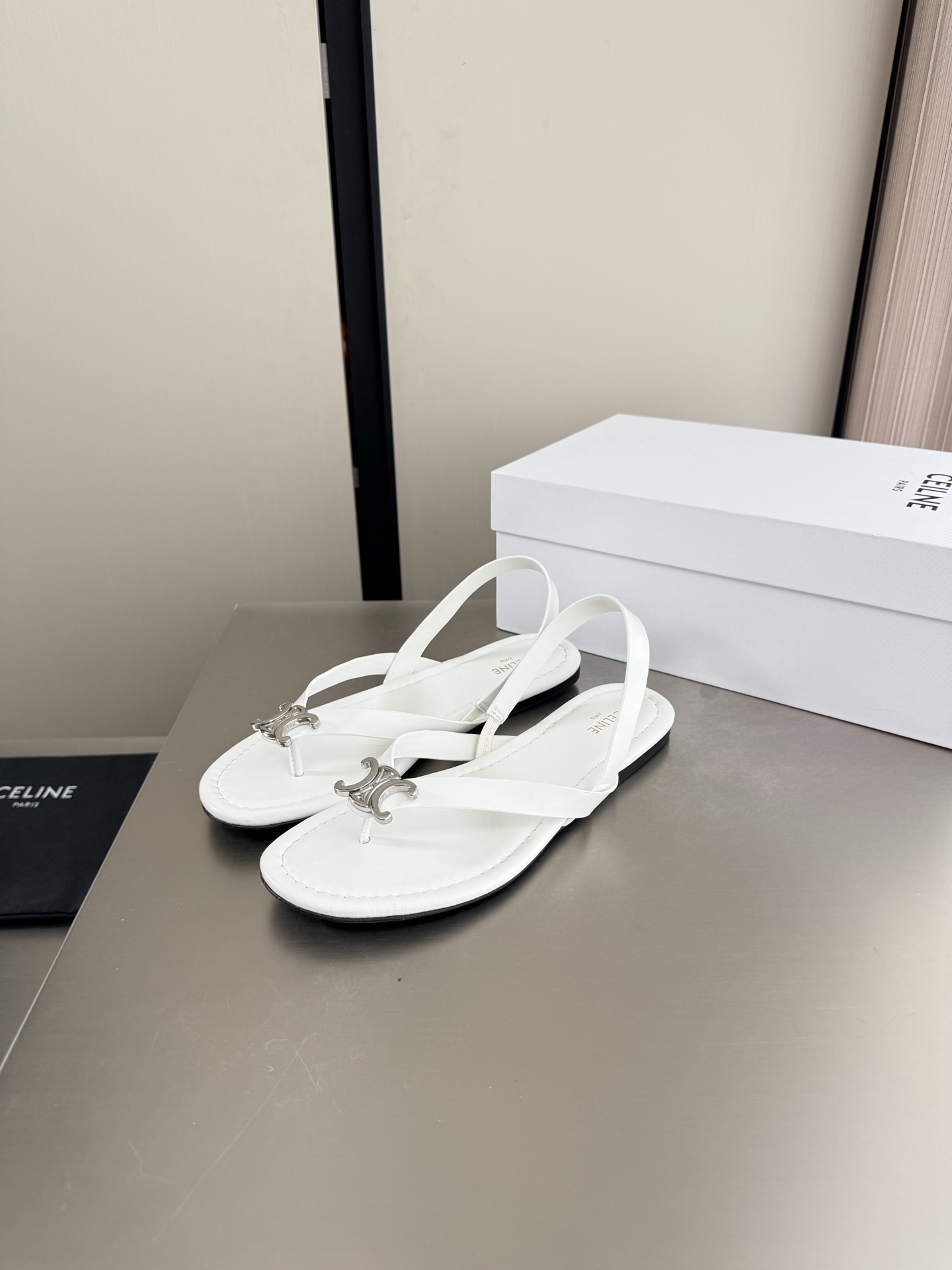NO:903902,凯旋门 五金logo 平底 夹趾凉鞋 精致油边工艺 白色 CELINE 专属 凯旋门系列   赛琳 家族元素设计 立体钢印logo logo   钢印压模而成立体感十足 对标对版    原版设计 一体成型工艺  原版一致 成型大底 清晰 立体  小细节见大专注  原版一致面料  配置原版包装  35 36 37 38 39 40 41  40  Size 41 customized, super beautiful, super age-reducing, split-toe shoes, celine, celine, sandals19860909凯旋门 五金logo 平底 夹趾凉鞋 精致油边工艺 白色 CELINE 专属 凯旋门系列   赛琳 家族元素设计 立体钢印logo logo   钢印压模而成立体感十足 对标对版    原版设计 一体成型工艺  原版一致 成型大底 清晰 立体  小细节见大专注  原版一致面料  配置原版包装  35 36 37 38 39 40 41  40 41 码定制 超级美 超级减龄,分趾鞋,celine,celine,sandals,Women's Shoes
