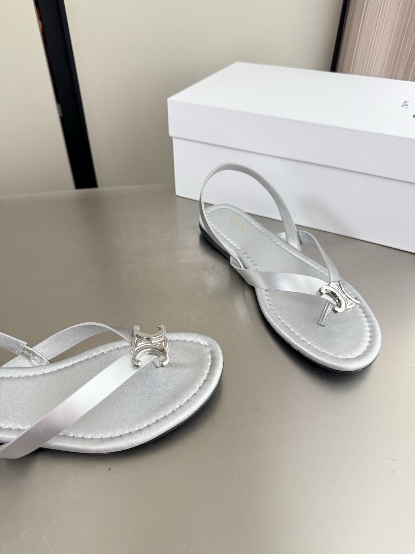 NO:903909,凯旋门 五金logo 平底 夹趾凉鞋 精致油边工艺 银色 CELINE 专属 凯旋门系列   赛琳 家族元素设计 立体钢印logo logo   钢印压模而成立体感十足 对标对版    原版设计 一体成型工艺  原版一致 成型大底 清晰 立体  小细节见大专注  原版一致面料  配置原版包装  35 36 37 38 39 40 41  40  Size 41 customized, super beautiful, super age-reducing, split-toe shoes, celine, celine, sandals19860909凯旋门 五金logo 平底 夹趾凉鞋 精致油边工艺 银色 CELINE 专属 凯旋门系列   赛琳 家族元素设计 立体钢印logo logo   钢印压模而成立体感十足 对标对版    原版设计 一体成型工艺  原版一致 成型大底 清晰 立体  小细节见大专注  原版一致面料  配置原版包装  35 36 37 38 39 40 41  40 41 码定制 超级美 超级减龄,分趾鞋,celine,celine,sandals,Women's Shoes