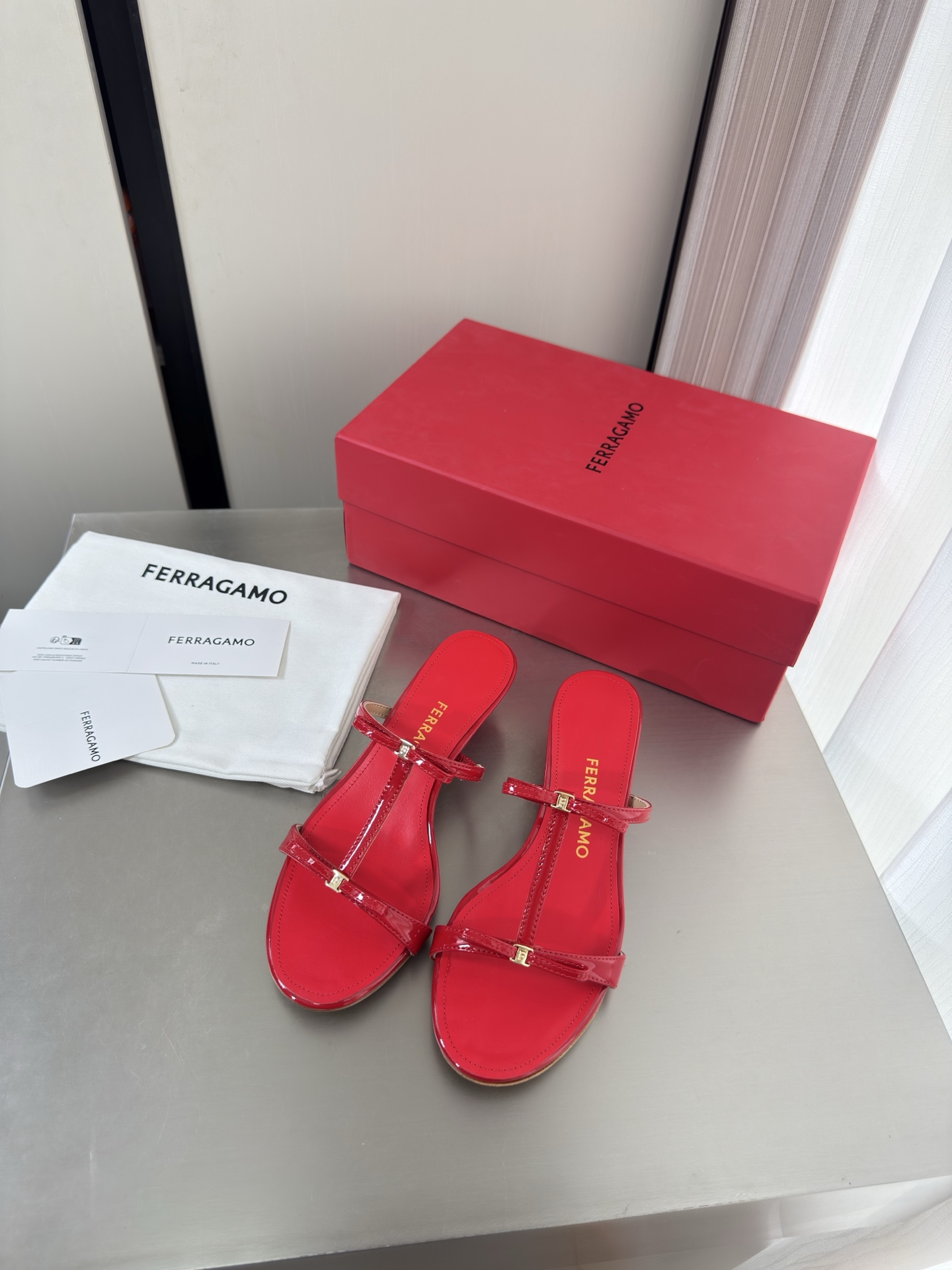 NO:903911,Ferragamo kitten heel thin strap sandals series, heel height 3.5cm, the inspiration of the new designer, streamlined metal heel, red calf patent leather, original private molded heel type, with F logo word, fashionable brand LOGO, super recognizable and high-recognition, various products are competing for brands, and they are rushing to launch super series heels. Paris fashion show style  This series interprets the new fashion charm and continues the ultra-high heel design. It has won the favor of well-known overseas bloggers and millions of fan bloggers. It is sold well at home and abroad and is out of stock in China. The top version is in candy color. Each color is absolutely beautiful and has multiple colors to choose from. Upper shoes: calf patent leather. Lining: lambskin lining. Sole shoes: Original consistent genuine leather outsole. Size: 34 35 36 37 38 39 40 41 42 (female 34).  40 41 42 Order) Packaging: Full set of original packaging, slippers, ferragamo, ferragamo, sandals, slippers, sheepskin, Leather soles19860909Ferragamo 菲拉格慕 猫跟细带凉鞋 系列 跟高 3.5cm 新任设计师的灵感之作 流线型金属跟 红色 小牛漆皮  原版私家开模跟型 带有 F logo 字样 时尚的品牌LOGO持加,具有超辨高识度各品大争牌恐先推后出超系跟高列 巴黎时装秀场款 此系列演绎全新时尚魅力延续超高跟设计,深得海外知名博主青睐千万粉丝博主倾情演绎,畅销海内外国内已经断货,顶级版本糖果色配色,每个颜色都是绝美知知,多颜色供选 面鞋: 小牛漆皮  里内: 小羊皮里  底鞋:原版一致真皮大底 码数: 34 35 36 37 38 39 40 41 42  (女 34 40 41 42 订)  包装: 全套原包版装,拖鞋,ferragamo,ferragamo,sandals,slippers,sheepskin,Leather soles,Women's Shoes