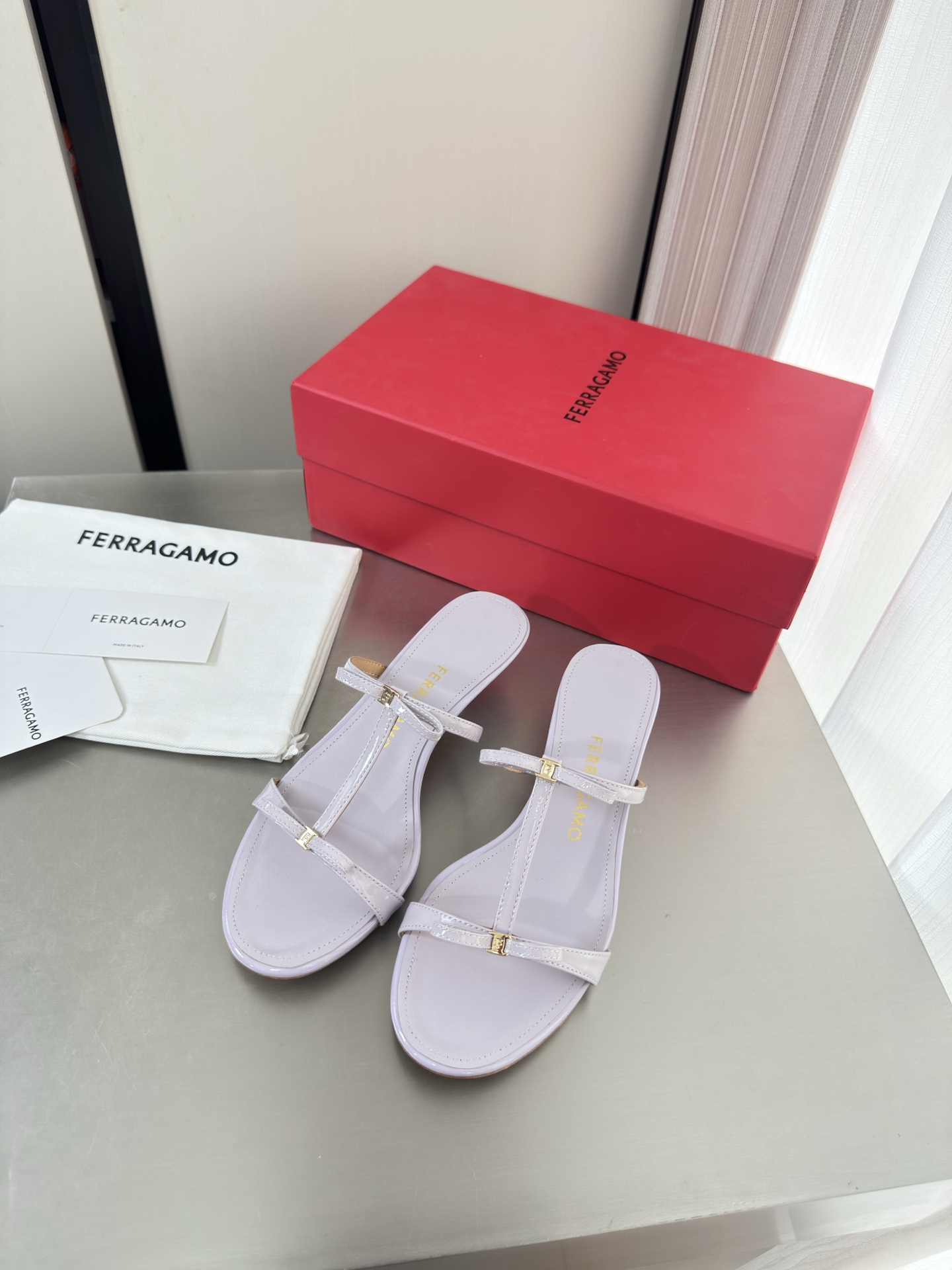 NO:903918,Ferragamo kitten heel thin strap sandals series, heel height 3.5cm, the inspiration of the new designer, streamlined metal heel, taro purple, calf patent leather, original private molded heel type, with F logo word, fashionable brand LOGO, super recognizable and highly recognized, various products are competing for brands, and super series heels will be launched first and later. Paris fashion show model  This series interprets the new fashion charm and continues the ultra-high heel design. It has won the favor of well-known overseas bloggers and millions of fan bloggers. It is sold well at home and abroad and is out of stock in China. The top version is in candy color. Each color is absolutely beautiful and has multiple colors to choose from. Upper shoes: calf patent leather. Lining: lambskin lining. Sole shoes: Original consistent genuine leather outsole. Size: 34 35 36 37 38 39 40 41 42 (female 34).  40 41 42 Order) Packaging: Full set of original packaging, slippers, ferragamo, ferragamo, sandals, slippers, sheepskin, Leather soles19860909Ferragamo 菲拉格慕 猫跟细带凉鞋 系列 跟高 3.5cm 新任设计师的灵感之作 流线型金属跟 香芋紫 小牛漆皮  原版私家开模跟型 带有 F logo 字样 时尚的品牌LOGO持加,具有超辨高识度各品大争牌恐先推后出超系跟高列 巴黎时装秀场款 此系列演绎全新时尚魅力延续超高跟设计,深得海外知名博主青睐千万粉丝博主倾情演绎,畅销海内外国内已经断货,顶级版本糖果色配色,每个颜色都是绝美知知,多颜色供选 面鞋: 小牛漆皮  里内: 小羊皮里  底鞋:原版一致真皮大底 码数: 34 35 36 37 38 39 40 41 42  (女 34 40 41 42 订)  包装: 全套原包版装,拖鞋,ferragamo,ferragamo,sandals,slippers,sheepskin,Leather soles,Women's Shoes