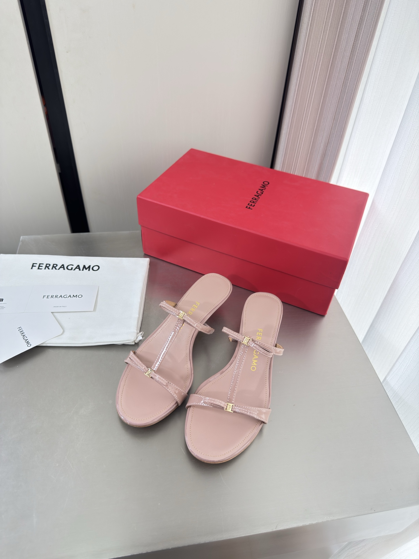 NO:903926,Ferragamo kitten heel thin strap sandals series, heel height 3.5cm, the inspiration of the new designer, streamlined metal heel, apricot pink, calf patent leather, original private molded heel type, with F logo word, fashionable brand LOGO, super recognizable and highly recognized. Various products are competing for brands, and they are rushing to launch super series heels first. Paris fashion show style  This series interprets the new fashion charm and continues the ultra-high heel design. It has won the favor of well-known overseas bloggers and millions of fan bloggers. It is sold well at home and abroad and is out of stock in China. The top version is in candy color. Each color is absolutely beautiful and has multiple colors to choose from. Upper shoes: calf patent leather. Lining: lambskin lining. Sole shoes: Original consistent genuine leather outsole. Size: 34 35 36 37 38 39 40 41 42 (female 34).  40 41 42 Order) Packaging: Full set of original packaging, slippers, ferragamo, ferragamo, sandals, slippers, sheepskin, Leather soles19860909Ferragamo 菲拉格慕 猫跟细带凉鞋 系列 跟高 3.5cm 新任设计师的灵感之作 流线型金属跟 杏粉色 小牛漆皮  原版私家开模跟型 带有 F logo 字样 时尚的品牌LOGO持加,具有超辨高识度各品大争牌恐先推后出超系跟高列 巴黎时装秀场款 此系列演绎全新时尚魅力延续超高跟设计,深得海外知名博主青睐千万粉丝博主倾情演绎,畅销海内外国内已经断货,顶级版本糖果色配色,每个颜色都是绝美知知,多颜色供选 面鞋: 小牛漆皮  里内: 小羊皮里  底鞋:原版一致真皮大底 码数: 34 35 36 37 38 39 40 41 42  (女 34 40 41 42 订)  包装: 全套原包版装,拖鞋,ferragamo,ferragamo,sandals,slippers,sheepskin,Leather soles,Women's Shoes