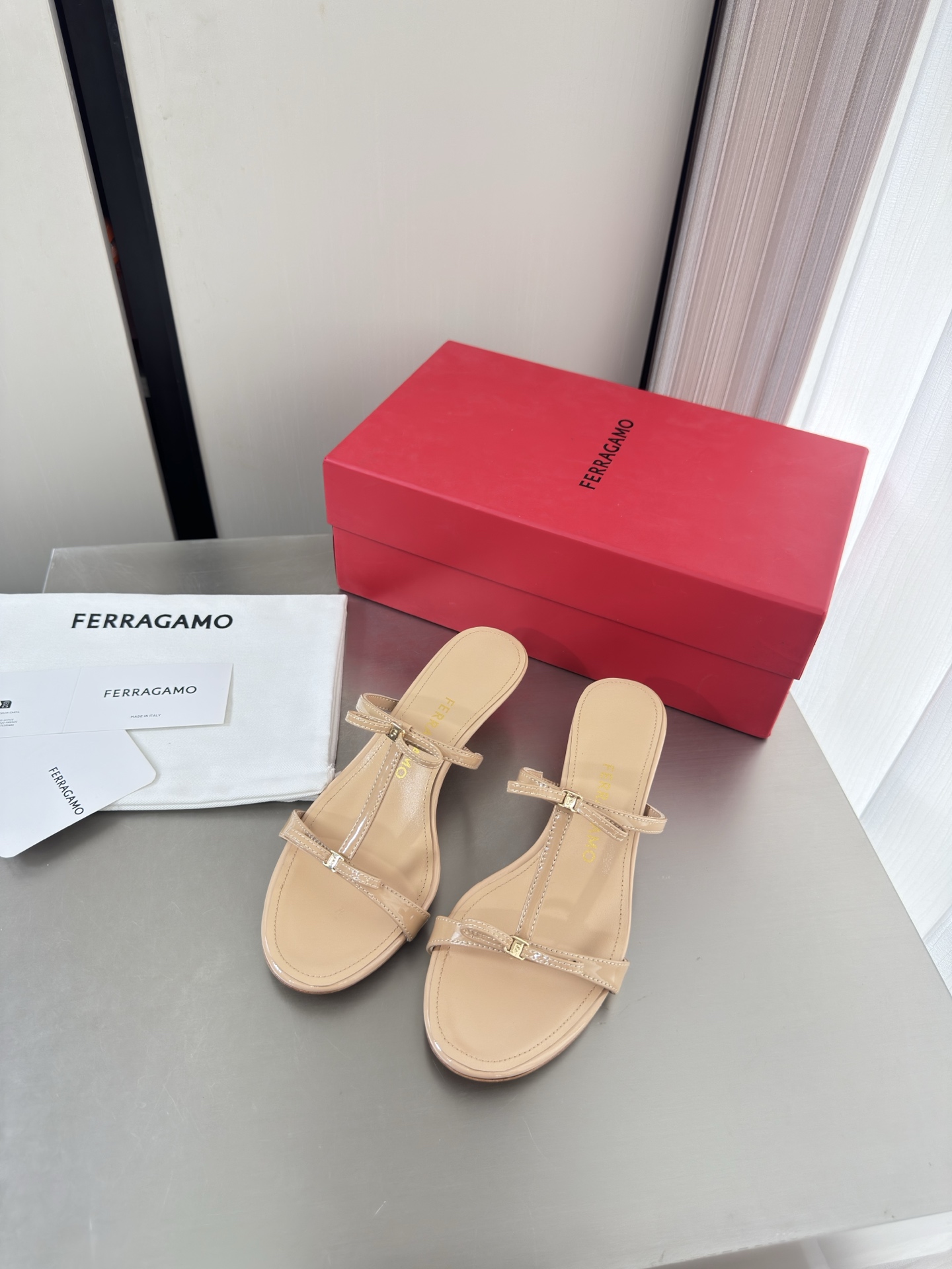 NO:903856,Ferragamo kitten heel thin strap sandals series, heel height 3.5cm, the inspiration of the new designer, streamlined metal heel, apricot calf patent leather, original private molded heel type, with F logo word, fashionable brand LOGO, super recognizable and high-recognition, various products are competing for brands, and they are eager to launch super series heels first. Paris fashion show model  This series interprets the new fashion charm and continues the ultra-high heel design. It has won the favor of well-known overseas bloggers and millions of fan bloggers. It is sold well at home and abroad and is out of stock in China. The top version is in candy color. Each color is absolutely beautiful and has multiple colors to choose from. Upper shoes: calf patent leather. Lining: lambskin lining. Sole shoes: Original consistent genuine leather outsole. Size: 34 35 36 37 38 39 40 41 42 (female 34).  40 41 42 Order) Packaging: Full set of original packaging, slippers, ferragamo, ferragamo, sandals, slippers, sheepskin, Leather soles19860909Ferragamo 菲拉格慕 猫跟细带凉鞋 系列 跟高 3.5cm 新任设计师的灵感之作 流线型金属跟 杏色 小牛漆皮  原版私家开模跟型 带有 F logo 字样 时尚的品牌LOGO持加,具有超辨高识度各品大争牌恐先推后出超系跟高列 巴黎时装秀场款 此系列演绎全新时尚魅力延续超高跟设计,深得海外知名博主青睐千万粉丝博主倾情演绎,畅销海内外国内已经断货,顶级版本糖果色配色,每个颜色都是绝美知知,多颜色供选 面鞋: 小牛漆皮  里内: 小羊皮里  底鞋:原版一致真皮大底 码数: 34 35 36 37 38 39 40 41 42  (女 34 40 41 42 订)  包装: 全套原包版装,拖鞋,ferragamo,ferragamo,sandals,slippers,sheepskin,Leather soles,Women's Shoes