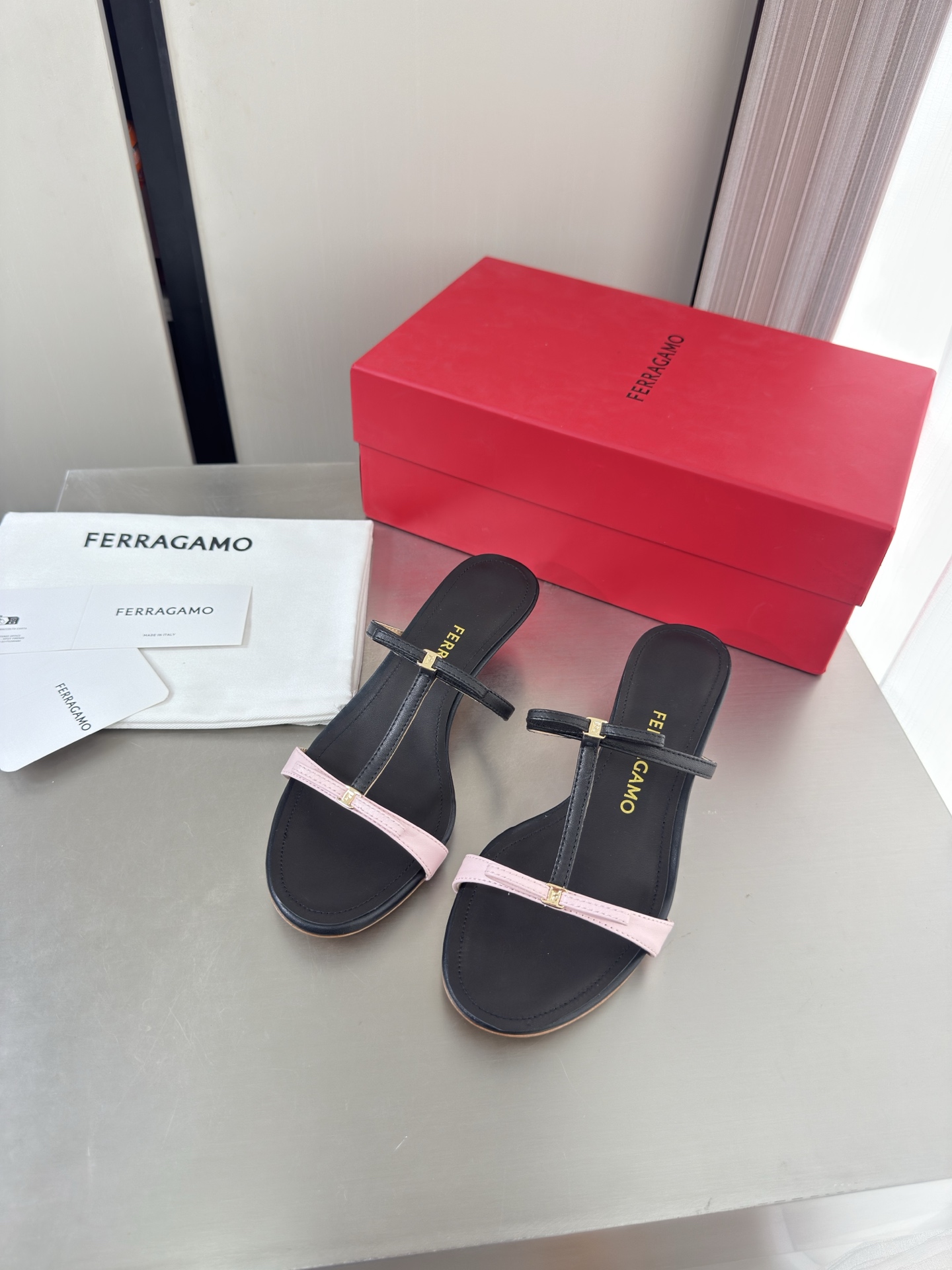 NO:903862,Ferragamo kitten heel thin strap sandals series, heel height 3.5cm, the inspiration of the new designer, streamlined metal heel, black with pink, lambskin, original private molded heel type, with F logo word, fashionable brand LOGO, super recognizable and high-recognition, various products are competing for brands, and they are eager to launch super series heels first. Paris fashion show model  This series interprets the new fashion charm and continues the ultra-high heel design. It has won the favor of well-known overseas bloggers and millions of fan bloggers. It is sold well at home and abroad and is out of stock. The top version is in candy color. Each color is extremely beautiful and has multiple colors to choose from. Upper shoes: lambskin. Lining: lambskin lining. Sole shoes: Original consistent genuine leather outsole. Size: 34 35 36 37 38 39 40 41 42 (female 34 40).  41 42 order) Packaging: full set of original packaging, slippers, ferragamo, ferragamo, sandals, slippers, sheepskin, Leather soles19860909Ferragamo 菲拉格慕 猫跟细带凉鞋 系列 跟高 3.5cm 新任设计师的灵感之作 流线型金属跟 黑配粉 小羊皮  原版私家开模跟型 带有 F logo 字样 时尚的品牌LOGO持加,具有超辨高识度各品大争牌恐先推后出超系跟高列 巴黎时装秀场款 此系列演绎全新时尚魅力延续超高跟设计,深得海外知名博主青睐千万粉丝博主倾情演绎,畅销海内外国内已经断货,顶级版本糖果色配色,每个颜色都是绝美知知,多颜色供选 面鞋: 小羊皮 里内: 小羊皮里  底鞋:原版一致真皮大底 码数: 34 35 36 37 38 39 40 41 42  (女 34 40 41 42 订)  包装: 全套原包版装,拖鞋,ferragamo,ferragamo,sandals,slippers,sheepskin,Leather soles,Women's Shoes
