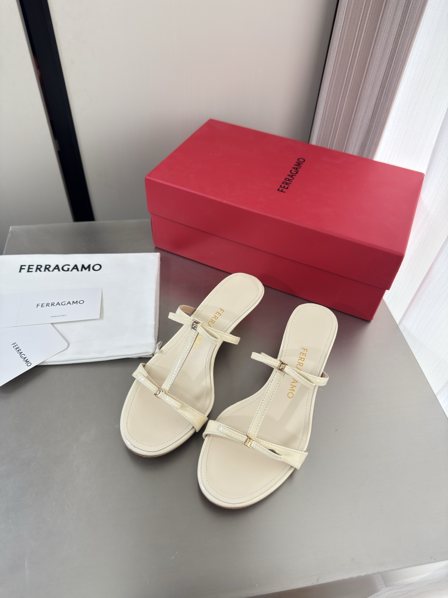 NO:903870,Ferragamo kitten heel thin strap sandals series, heel height 3.5cm, the inspiration of the new designer, streamlined metal heel, off-white, calf patent leather, original private model heel, with F logo, fashionable brand LOGO, super recognizable and high-end, competing for brands, launching super series heels first, Paris fashion show style  This series interprets the new fashion charm and continues the ultra-high heel design. It has won the favor of well-known overseas bloggers and millions of fan bloggers. It is sold well at home and abroad and is out of stock in China. The top version is in candy color. Each color is absolutely beautiful and has multiple colors to choose from. Upper shoes: calf patent leather. Lining: lambskin lining. Sole shoes: Original consistent genuine leather outsole. Size: 34 35 36 37 38 39 40 41 42 (female 34).  40 41 42 Order) Packaging: Full set of original packaging, slippers, ferragamo, ferragamo, sandals, slippers, sheepskin, Leather soles19860909Ferragamo 菲拉格慕 猫跟细带凉鞋 系列 跟高 3.5cm 新任设计师的灵感之作 流线型金属跟 米白色 小牛漆皮  原版私家开模跟型 带有 F logo 字样 时尚的品牌LOGO持加,具有超辨高识度各品大争牌恐先推后出超系跟高列 巴黎时装秀场款 此系列演绎全新时尚魅力延续超高跟设计,深得海外知名博主青睐千万粉丝博主倾情演绎,畅销海内外国内已经断货,顶级版本糖果色配色,每个颜色都是绝美知知,多颜色供选 面鞋: 小牛漆皮  里内: 小羊皮里  底鞋:原版一致真皮大底 码数: 34 35 36 37 38 39 40 41 42  (女 34 40 41 42 订)  包装: 全套原包版装,拖鞋,ferragamo,ferragamo,sandals,slippers,sheepskin,Leather soles,Women's Shoes