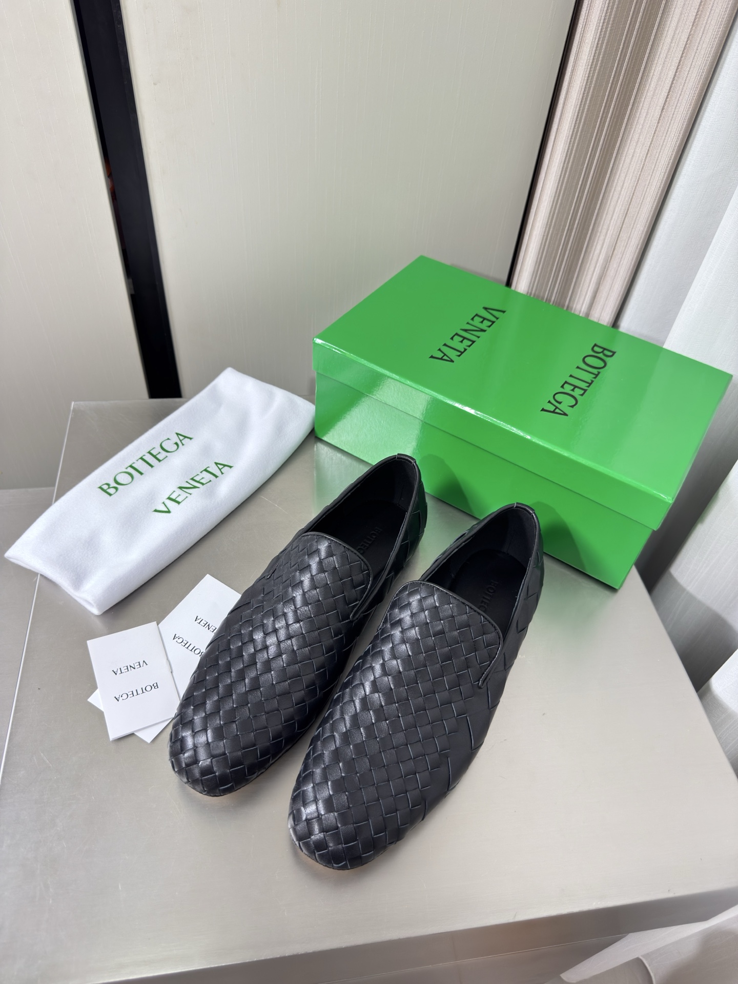NO:905085,BV men's and women's Sunday slippers, single shoes, 8mm grade & 20mm grade, custom mold, double specifications hand-woven, genuine leather hand-woven BV Knot series, women's version, men's version 10, black calf leather, this classic style is simply bv's latest ceiling, versatile, simple piece of leather with 15 mm strips, hand-woven, high-end and comfortable, the fabric is made of high-quality calfskin, the padding sheepskin lining is comfortable and high-end, the outsole is made of Italian genuine leather outsole & injection molded rubber technology  Use light dyeing process, benchmark and version, use original packaging, shoe bags use rubber logo printing process, the highest end in the market, use hot melt glue to shape the toe and heel, easy to rebound and not deform, use Italian computer sewing machine for upper stitching, fine workmanship, original packaging, women's model 35 36 37 38 39 40 41 men's model 38 39 40 41 42 43 44  45 (female 40 41 customized, male 38 45 46 47 customized) (46 4730 customized), loafers half slippers, bottega veneta, loafers, cowhide, sheepskin, Leather soles19860909BV 男女款 Sunday便鞋 单鞋 8 毫米级&20 毫米级 定制模具 双规格手工编织而成 真皮手工编织 BV Knot系列 女款 男款10 黑色 小牛皮 这款经典款 简直bv最新天花板啦 百搭  简约一块皮15 毫米抽条  手工编织而成 高档舒适 面料选用优质小牛皮 垫脚羊皮内里舒适高端 大底选用意大利真皮大底&注塑橡胶工艺 运用轻染工艺 对标对版 选用原版包装 鞋子布袋采用印胶logo工艺 市场最高端 采用热熔胶定型鞋头 后跟 易回弹不变形  鞋面车线选用意大利电脑针车 做工精细 原版包装  女款 35 36 37 38 39 40 41 男款 38 39 40 41 42 43 44 45（女40 41 定制 男38 45 46 47 定制）（46 4730定制）,乐福鞋半拖,bottega veneta,loafers,cowhide,sheepskin,Leather soles,Women's Shoes