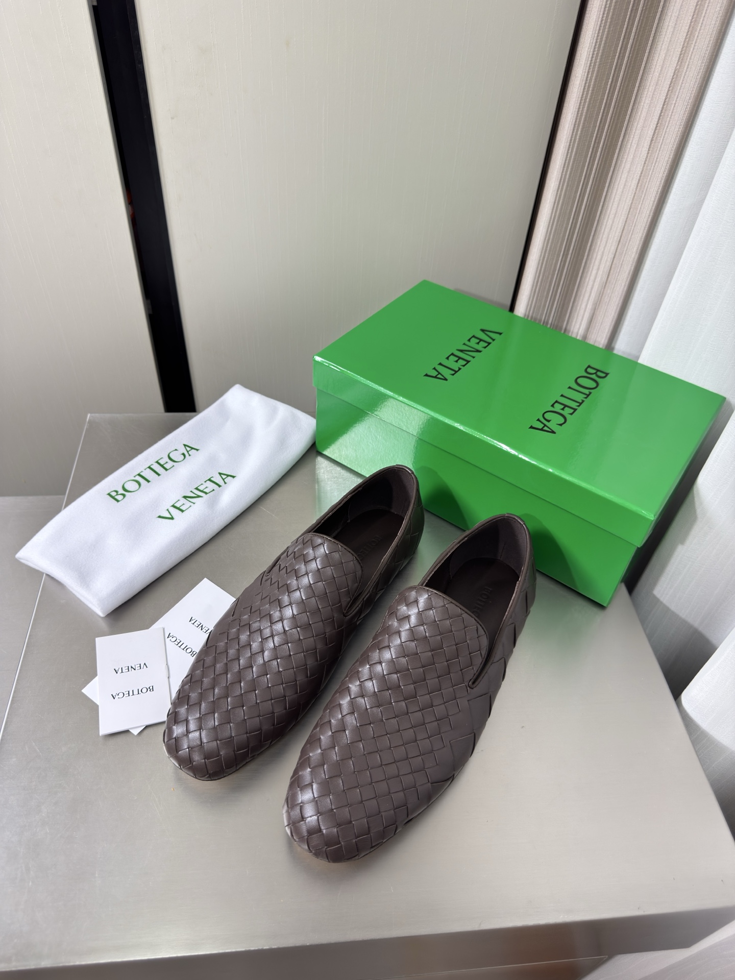 NO:905095,BV men's and women's Sunday slippers, single shoes, 8 mm grade & 20 mm grade, customized molds, hand-woven in double specifications, genuine leather hand-woven BV Knot series, women's style, men's style 10, brown calf leather, this classic style is simply bv's latest ceiling, versatile, simple piece of leather with 15 mm strips, hand-woven, high-end and comfortable, the fabric is made of high-quality calfskin, the padding sheepskin lining is comfortable and high-end, the outsole is made of Italian genuine leather & injection molded rubber technology  Use light dyeing process, benchmark and version, use original packaging, shoe bags use rubber logo printing process, the highest end in the market, use hot melt glue to shape the toe and heel, easy to rebound and not deform, use Italian computer sewing machine for upper stitching, fine workmanship, original packaging, women's model 35 36 37 38 39 40 41 men's model 38 39 40 41 42 43 44  45 (female 40 41 customized, male 38 45 46 47 customized) (46 4730 customized), loafers half slippers, bottega veneta, loafers, cowhide, sheepskin, Leather soles19860909BV 男女款 Sunday便鞋 单鞋 8 毫米级&20 毫米级 定制模具 双规格手工编织而成 真皮手工编织 BV Knot系列 女款 男款10 咖啡色 小牛皮 这款经典款 简直bv最新天花板啦 百搭  简约一块皮15 毫米抽条  手工编织而成 高档舒适 面料选用优质小牛皮 垫脚羊皮内里舒适高端 大底选用意大利真皮大底&注塑橡胶工艺 运用轻染工艺 对标对版 选用原版包装 鞋子布袋采用印胶logo工艺 市场最高端 采用热熔胶定型鞋头 后跟 易回弹不变形  鞋面车线选用意大利电脑针车 做工精细 原版包装  女款 35 36 37 38 39 40 41 男款 38 39 40 41 42 43 44 45（女40 41 定制 男38 45 46 47 定制）（46 4730定制）,乐福鞋半拖,bottega veneta,loafers,cowhide,sheepskin,Leather soles,Women's Shoes