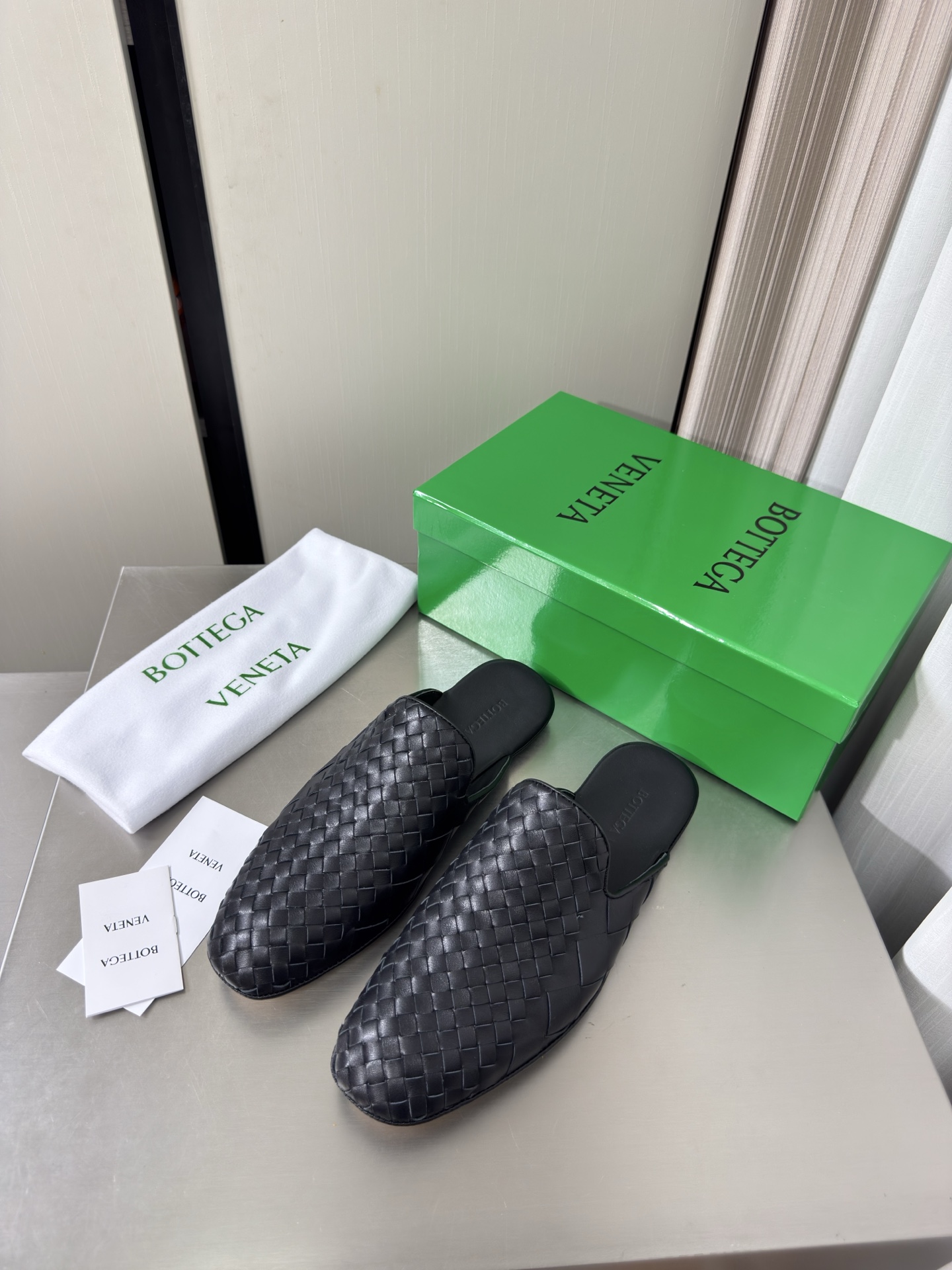NO:905104,BV men's and women's Sunday slippers, 8mm grade & 20mm grade, custom mold, double specifications hand-woven, genuine leather hand-woven BV Knot series, women's version, men's version 10, brown calfskin, this classic style is simply bv's latest ceiling, versatile, simple piece of leather 15mm strips, hand-woven, high-end and comfortable, the fabric is made of high-quality calfskin, the padding sheepskin lining is comfortable and high-end, the outsole is made of Italian genuine leather outsole & injection molded rubber technology  Use light dyeing process, benchmark and version, use original packaging, shoe bags use rubber logo printing process, the highest end in the market, use hot melt glue to shape the toe and heel, easy to rebound and not deform, use Italian computer sewing machine for upper stitching, fine workmanship, original packaging, women's model 35 36 37 38 39 40 41 men's model 38 39 40 41 42 43 44  45 (female 40 41 customized, male 38 45 46 47 customized) (46 4730 customized), loafers and half slippers, bottega veneta, loafers, slippers, cowhide, sheepskin, Leather soles19860909BV 男女款 Sunday便鞋 拖鞋 8 毫米级&20 毫米级 定制模具 双规格手工编织而成 真皮手工编织 BV Knot系列 女款 男款10 咖啡色 小牛皮 这款经典款 简直bv最新天花板啦 百搭  简约一块皮15 毫米抽条  手工编织而成 高档舒适 面料选用优质小牛皮 垫脚羊皮内里舒适高端 大底选用意大利真皮大底&注塑橡胶工艺 运用轻染工艺 对标对版 选用原版包装 鞋子布袋采用印胶logo工艺 市场最高端 采用热熔胶定型鞋头 后跟 易回弹不变形  鞋面车线选用意大利电脑针车 做工精细 原版包装  女款 35 36 37 38 39 40 41 男款 38 39 40 41 42 43 44 45（女40 41 定制 男38 45 46 47 定制）（46 4730定制）,乐福鞋半拖,bottega veneta,loafers,slippers,cowhide,sheepskin,Leather soles,Women's Shoes