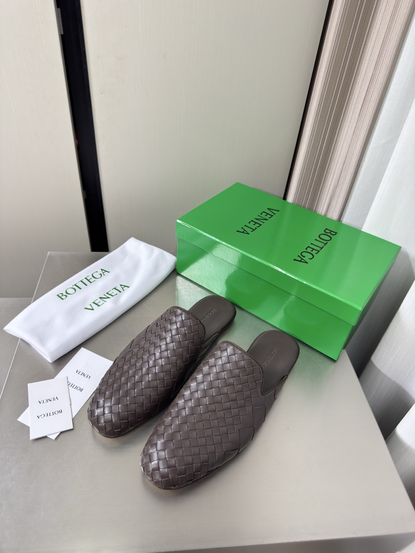 NO:905113,BV men's and women's Sunday slippers, single shoes, 8 mm grade & 20 mm grade, customized molds, hand-woven in double specifications, genuine leather hand-woven BV Knot series, women's style, men's style 10, brown calf leather, this classic style is simply bv's latest ceiling, versatile, simple piece of leather with 15 mm strips, hand-woven, high-end and comfortable, the fabric is made of high-quality calfskin, the padding sheepskin lining is comfortable and high-end, the outsole is made of Italian genuine leather & injection molded rubber technology  Use light dyeing process, benchmark and version, use original packaging, shoe bags use rubber logo printing process, the highest end in the market, use hot melt glue to shape the toe and heel, easy to rebound and not deform, use Italian computer sewing machine for upper stitching, fine workmanship, original packaging, women's model 35 36 37 38 39 40 41 men's model 38 39 40 41 42 43 44  45 (female 40 41 customized, male 38 45 46 47 customized) (46 4730 customized), loafers half slippers, bottega veneta, loafers, cowhide, sheepskin, Leather soles19860909BV 男女款 Sunday便鞋 单鞋 8 毫米级&20 毫米级 定制模具 双规格手工编织而成 真皮手工编织 BV Knot系列 女款 男款10 咖啡色 小牛皮 这款经典款 简直bv最新天花板啦 百搭  简约一块皮15 毫米抽条  手工编织而成 高档舒适 面料选用优质小牛皮 垫脚羊皮内里舒适高端 大底选用意大利真皮大底&注塑橡胶工艺 运用轻染工艺 对标对版 选用原版包装 鞋子布袋采用印胶logo工艺 市场最高端 采用热熔胶定型鞋头 后跟 易回弹不变形  鞋面车线选用意大利电脑针车 做工精细 原版包装  女款 35 36 37 38 39 40 41 男款 38 39 40 41 42 43 44 45（女40 41 定制 男38 45 46 47 定制）（46 4730定制）,乐福鞋半拖,bottega veneta,loafers,cowhide,sheepskin,Leather soles,Women's Shoes