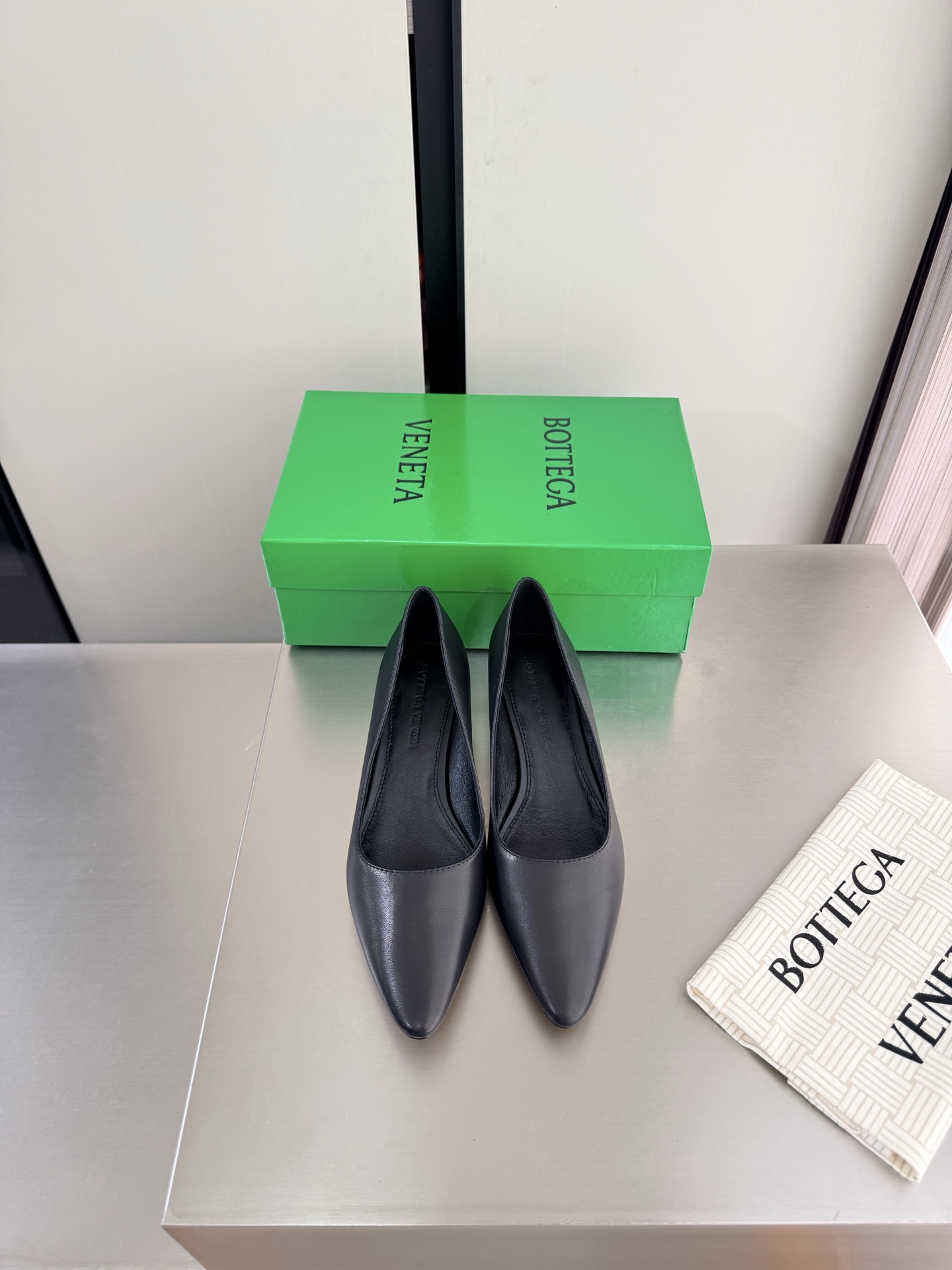 NO:905144,BV women's Vesta kitten heel 4cm simple shoes black lambskin family elements high version small round toe essential for commuting BV early autumn series are so beautiful. The elegant materials used in shoes are intellectual, elegant and capable. The full high-end design is beautiful~~ The fabric is made of original consistent lambskin and the shaping technology pursues the perfection of internal craftsmanship. The heels and feet are made of lambskin, never sloppy. Original outsole craftsmanship is a classic of the brand.  The new season uses Italian genuine leather outsole with clear dyeing technology and rubber square technology. Comfortable and high-end flat design makes traveling more comfortable and confident. 35 36 37 38 39 40 41 42 (customized code number of 40 41 42). Equipped with original packaging. Hot glue process logo bag, single shoes, bottega veneta, sheepskin, leather soles.19860909BV 女士Vesta 猫跟 4cm 简约单鞋 黑色小羊皮 家族元素 高版本  小圆头 通勤必备 BV早秋系列 都好美啊  优雅材质运用在鞋履上知性优雅干练  满满的高级感设计美美哒～～  面料选用原版一致小羊皮 以及定型科技追求内部工艺完美   鞋跟 垫脚选用小羊皮 绝不马虎 原版  大底工艺 品牌经典之作 新季选用意大利真皮大底 配合清染技术 搭配橡胶方块工艺  舒适高端 平底 设计 让出行更舒适 自信   35 36 37 38 39 40 41 42  (40 41 42定制码数)  配置原版包装 烫胶工艺logo布袋,单鞋,bottega veneta,sheepskin,Leather soles,Women's Shoes