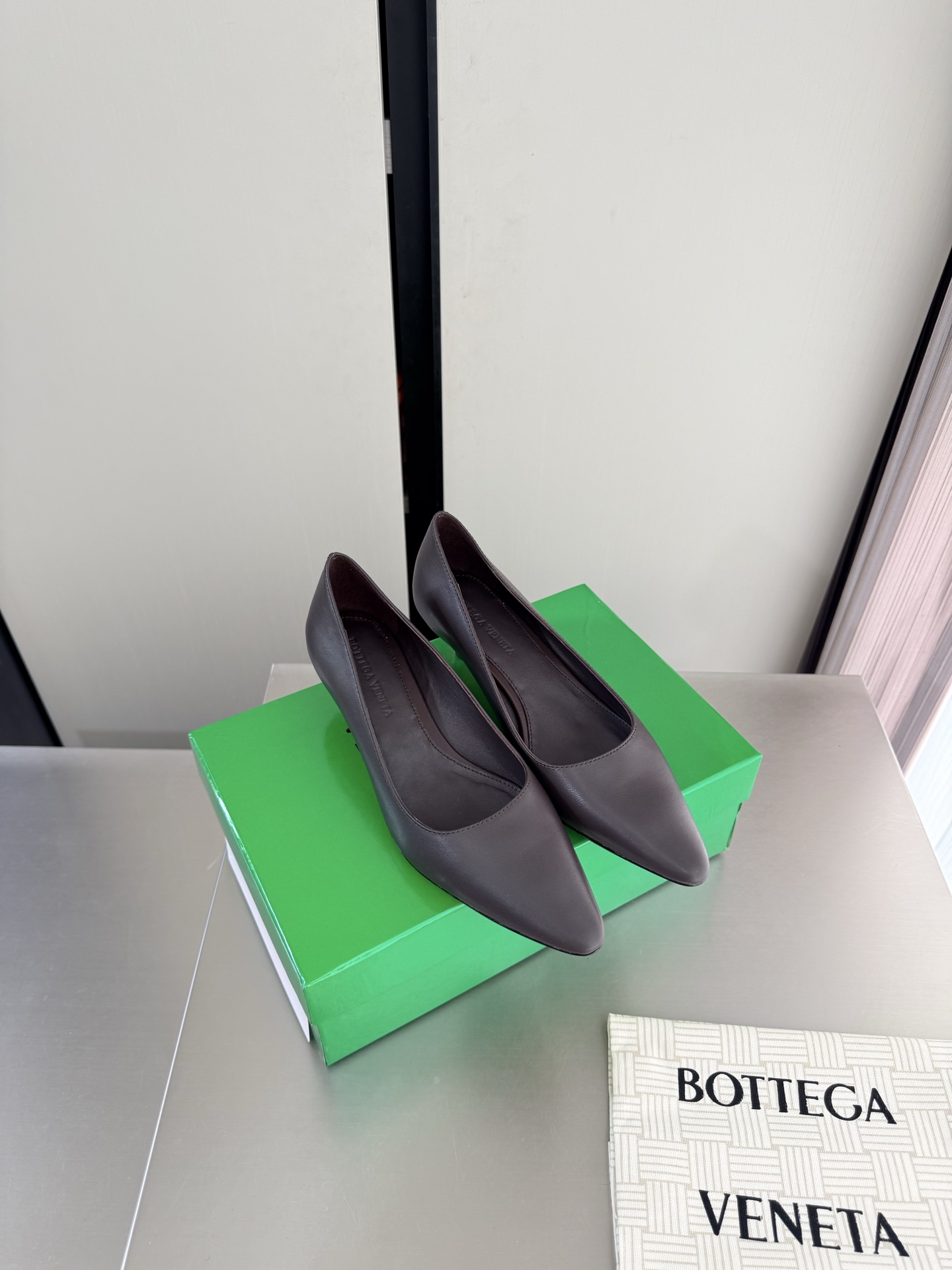 NO:905151,BV women's Vesta kitten heel 4cm simple shoes brown lambskin family elements high version small round toe essential for commuting BV early autumn series are so beautiful. The elegant materials used in shoes are intellectual, elegant and capable. The full high-end design is beautiful~~ The fabric is made of original consistent lambskin and the styling technology pursues the perfection of internal craftsmanship. The heels and feet are made of lambskin. Never sloppy. The original outsole craftsmanship is a classic of the brand.  The new season uses Italian genuine leather outsole with clear dyeing technology and rubber square technology. Comfortable and high-end flat design makes traveling more comfortable and confident. 35 36 37 38 39 40 41 42 (customized code number of 40 41 42). Equipped with original packaging. Hot glue process logo bag, single shoes, bottega veneta, sheepskin, leather soles.19860909BV 女士Vesta 猫跟 4cm 简约单鞋 咖啡色 小羊皮 家族元素 高版本  小圆头 通勤必备 BV早秋系列 都好美啊  优雅材质运用在鞋履上知性优雅干练  满满的高级感设计美美哒～～  面料选用原版一致小羊皮 以及定型科技追求内部工艺完美   鞋跟 垫脚选用小羊皮 绝不马虎 原版  大底工艺 品牌经典之作 新季选用意大利真皮大底 配合清染技术 搭配橡胶方块工艺  舒适高端 平底 设计 让出行更舒适 自信   35 36 37 38 39 40 41 42  (40 41 42定制码数)  配置原版包装 烫胶工艺logo布袋,单鞋,bottega veneta,sheepskin,Leather soles,Women's Shoes
