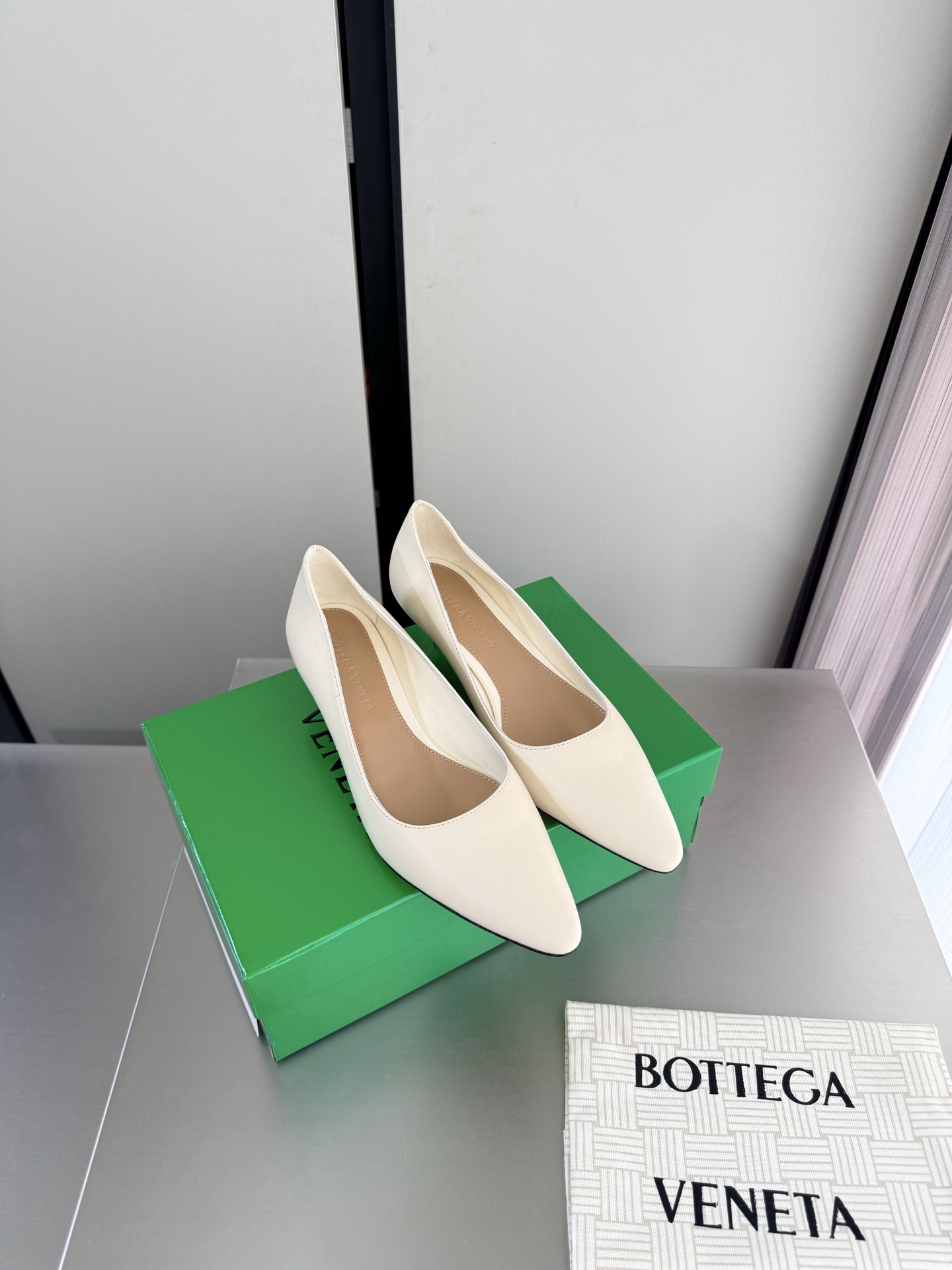 NO:905077,BV women's Vesta cat heel 4cm simple shoes off-white lambskin family elements high version small round toe essential for commuting BV early autumn series are so beautiful. The elegant materials used in shoes are intellectual, elegant and capable. The full high-end design is beautiful~~ The fabric is made of original consistent lambskin and the shaping technology pursues the perfection of internal craftsmanship. The heels and feet are made of lambskin, never sloppy. Original outsole craftsmanship is a classic of the brand.  The new season uses Italian genuine leather outsole with clear dyeing technology and rubber square technology. Comfortable and high-end flat design makes traveling more comfortable and confident. 35 36 37 38 39 40 41 42 (customized code number of 40 41 42). Equipped with original packaging. Hot glue process logo bag, single shoes, bottega veneta, sheepskin, leather soles.19860909BV 女士Vesta 猫跟 4cm 简约单鞋 米白色 小羊皮 家族元素 高版本  小圆头 通勤必备 BV早秋系列 都好美啊  优雅材质运用在鞋履上知性优雅干练  满满的高级感设计美美哒～～  面料选用原版一致小羊皮 以及定型科技追求内部工艺完美   鞋跟 垫脚选用小羊皮 绝不马虎 原版  大底工艺 品牌经典之作 新季选用意大利真皮大底 配合清染技术 搭配橡胶方块工艺  舒适高端 平底 设计 让出行更舒适 自信   35 36 37 38 39 40 41 42  (40 41 42定制码数)  配置原版包装 烫胶工艺logo布袋,单鞋,bottega veneta,sheepskin,Leather soles,Women's Shoes