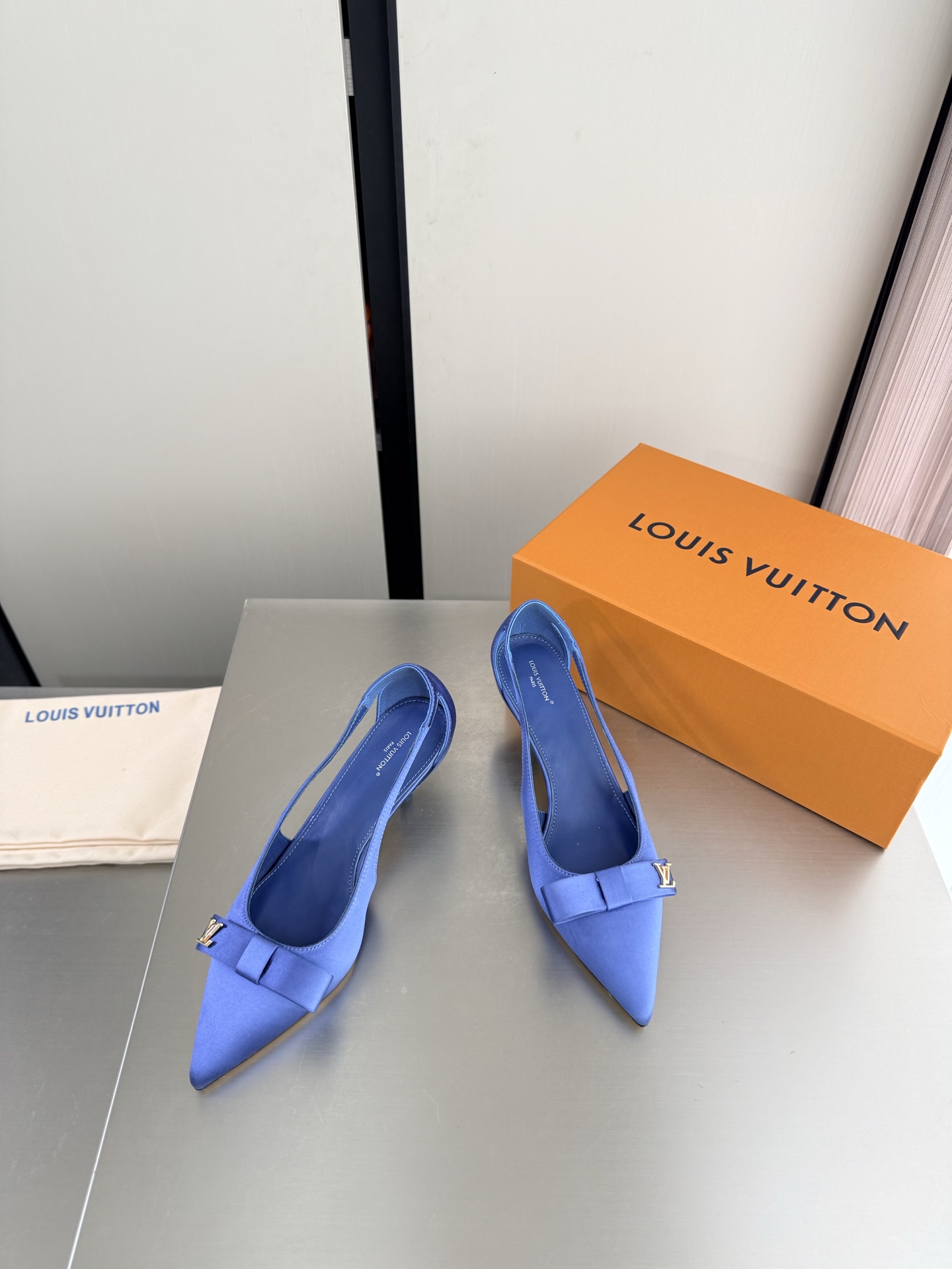 NO:903878,L Lv medium heel hollow shoes L Lv super cost-effective packaging heel height 5.5cm blue high quality flawless pink silk imported silk material allows LV to still provide stunning and longing for creators and young players. The new color combination is once again high-yield, and the actual product has been fully exposed and is expected to be released in the near future!  Material Imported silk lining Lambskin lining Sole Italian leather outsole Size 35 36 37 38 39 40 41 42 (40 41 42 customized) Configuration original packaging, high heels single shoes, louis vuitton, louis vuitton, high heels, sheepskin, real silk, Leather soles19860909L驴 中跟 中空单鞋 L驴超高性价比 包装 跟高 5.5cm 蓝色 高品质 无瑕疵  粉色 真丝进口真丝材质 使得 LV  仍能为创作者、青年玩家,提供惊艳和渴望. 新配色再次高产上新,目前实物已经全面曝光,预计将在近期陆续发布！ 材质进口真丝 内里 小羊皮内里 鞋底意大利真皮大底 码数35 36 37 38 39 40 41 42（40 41 42定制）  配置原版包装,高跟鞋单鞋,louis vuitton,louis vuitton,high heels,sheepskin,real silk,Leather soles,Women's Shoes
