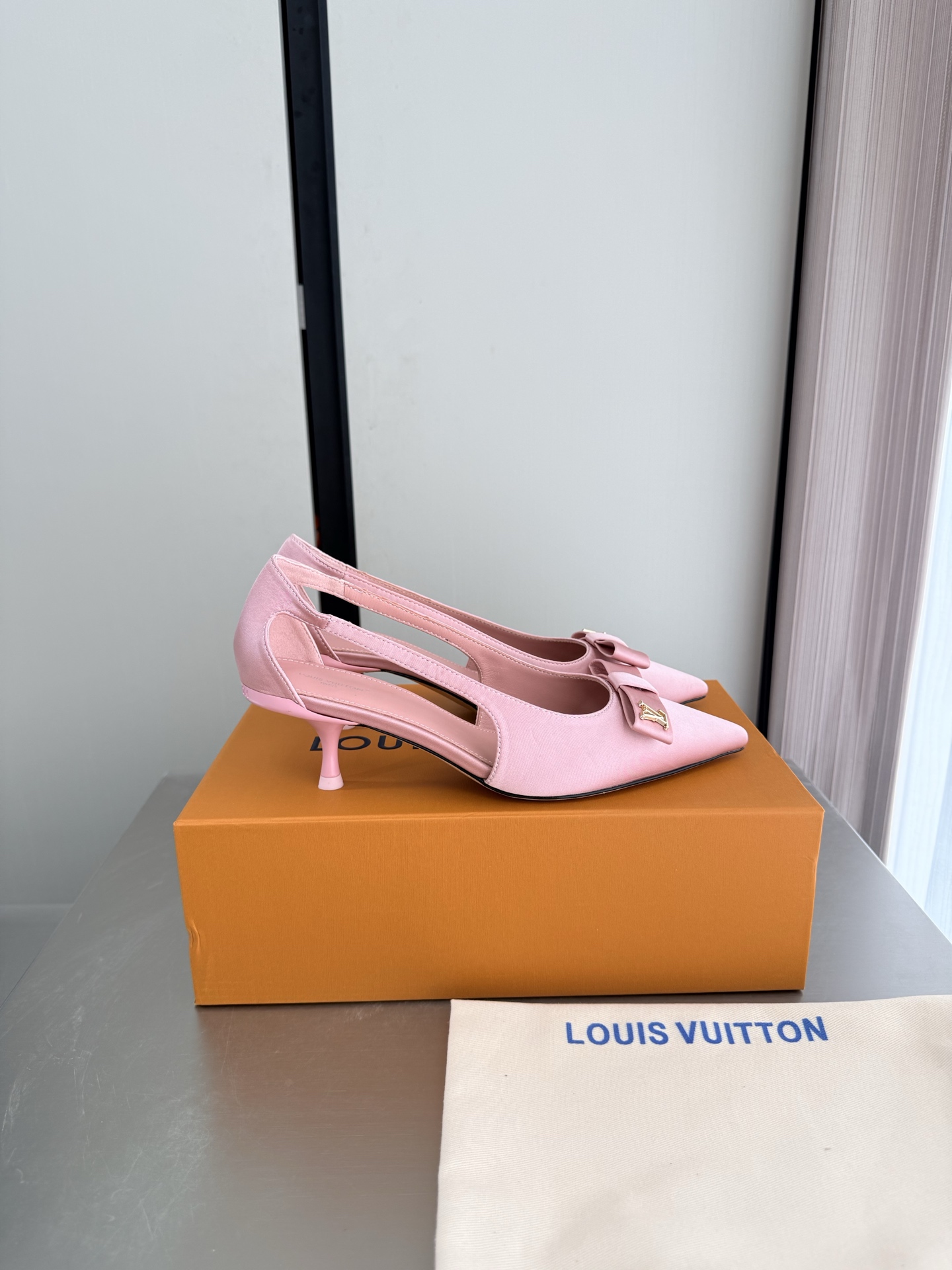 NO:903893,L Lv medium heel hollow shoes L Lv super cost-effective packaging heel height 5.5cm pink high quality flawless pink silk imported silk material allows LV to still provide stunning and longing for creators and young players. The new color combination is once again high-yield, and the actual product has been fully exposed and is expected to be released in the near future!  Material Imported silk lining Lambskin lining Sole Italian leather outsole Size 35 36 37 38 39 40 41 42 (40 41 42 customized) Configuration original packaging, high heels single shoes, louis vuitton, louis vuitton, high heels, sheepskin, real silk, Leather soles19860909L驴 中跟 中空单鞋 L驴超高性价比 包装 跟高 5.5cm 粉色 高品质 无瑕疵  粉色 真丝进口真丝材质 使得 LV  仍能为创作者、青年玩家,提供惊艳和渴望. 新配色再次高产上新,目前实物已经全面曝光,预计将在近期陆续发布！ 材质进口真丝 内里 小羊皮内里 鞋底意大利真皮大底 码数35 36 37 38 39 40 41 42（40 41 42定制）  配置原版包装,高跟鞋单鞋,louis vuitton,louis vuitton,high heels,sheepskin,real silk,Leather soles,Women's Shoes