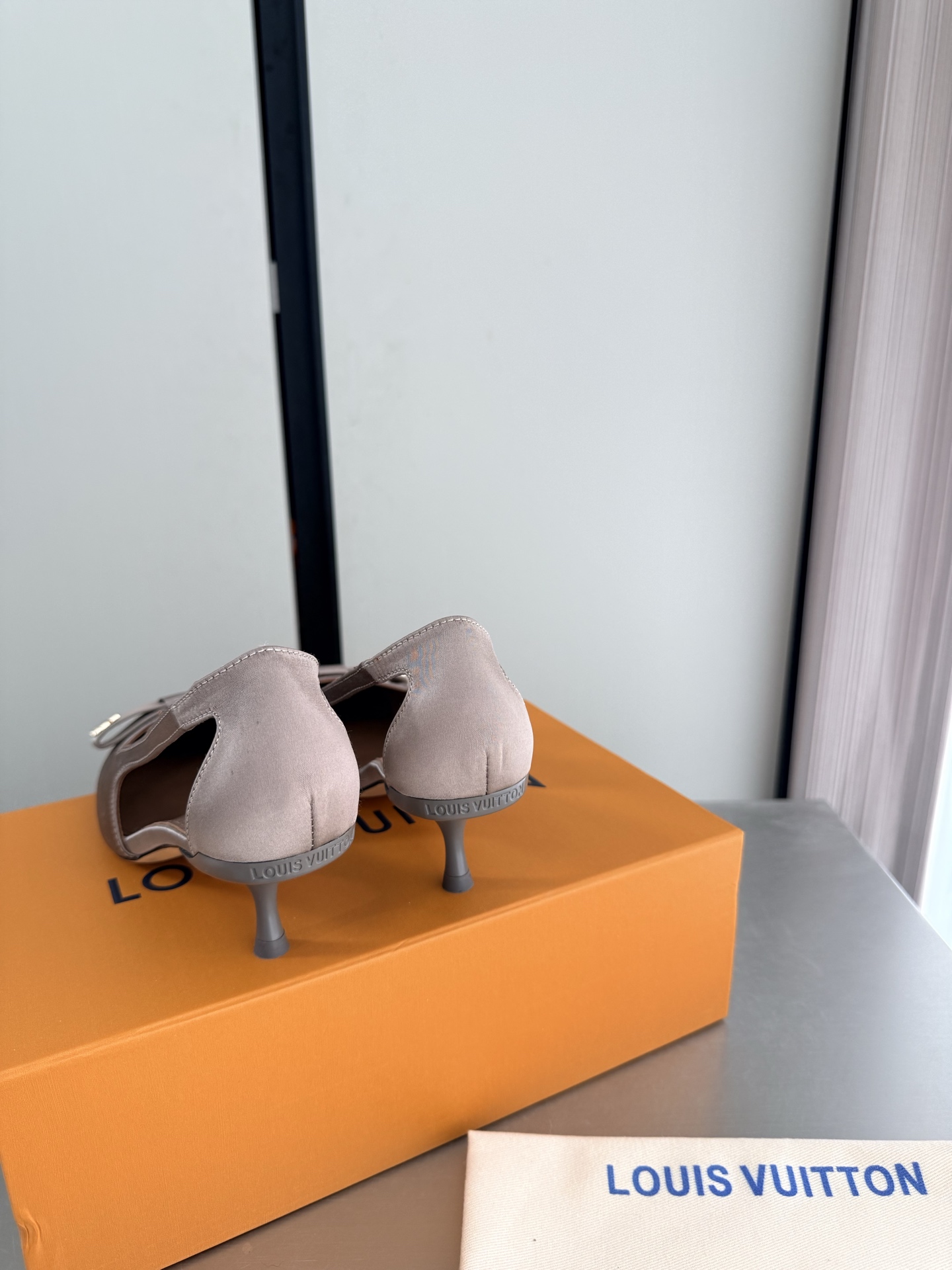 NO:903886,L Donkey medium heel hollow shoes L Donkey super cost-effective packaging heel height 5.5cm apricot color high quality flawless pink silk imported silk material allows LV to still provide creators and young players with surprises and desires. The new color combination is once again high-yield, and the actual product has been fully exposed and is expected to be released in the near future!  Material Imported silk lining Lambskin lining Sole Italian leather outsole Size 35 36 37 38 39 40 41 42 (40 41 42 customized) Configuration original packaging, high heels single shoes, louis vuitton, louis vuitton, high heels, sheepskin, real silk, Leather soles19860909L驴 中跟 中空单鞋 L驴超高性价比 包装 跟高 5.5cm 杏色 高品质 无瑕疵  粉色 真丝进口真丝材质 使得 LV  仍能为创作者、青年玩家,提供惊艳和渴望. 新配色再次高产上新,目前实物已经全面曝光,预计将在近期陆续发布！ 材质进口真丝 内里 小羊皮内里 鞋底意大利真皮大底 码数35 36 37 38 39 40 41 42（40 41 42定制）  配置原版包装,高跟鞋单鞋,louis vuitton,louis vuitton,high heels,sheepskin,real silk,Leather soles,Women's Shoes