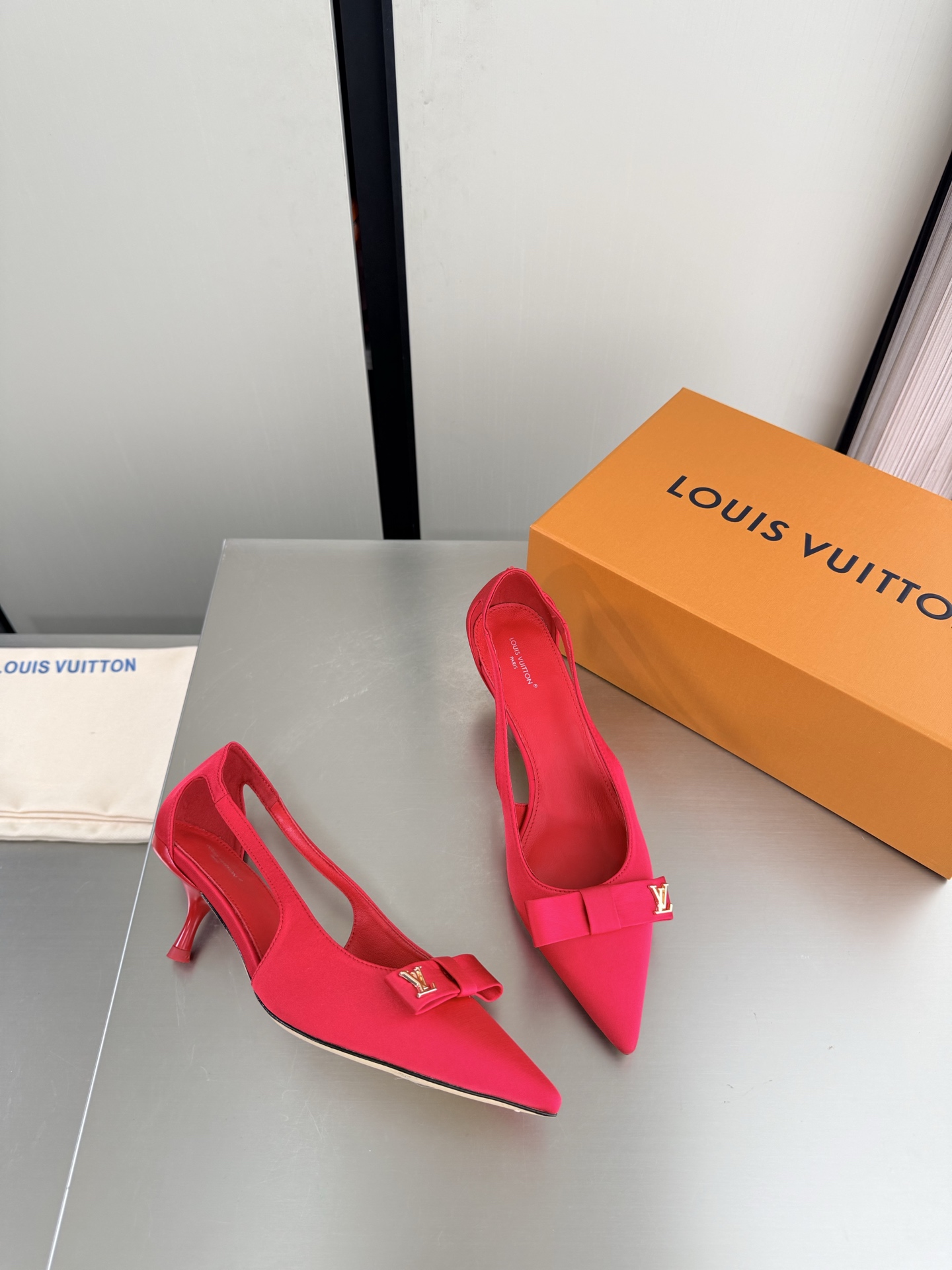 NO:903901,L Lv medium heel hollow shoes L Lv super cost-effective packaging heel height 5.5cm red high quality flawless pink silk imported silk material allows LV to still provide creators and young players with surprise and desire. The new color combination is once again high-yield, and the actual product has been fully exposed and is expected to be released in the near future!  Material Imported silk lining Lambskin lining Sole Italian leather outsole Size 35 36 37 38 39 40 41 42 (40 41 42 customized) Configuration original packaging, high heels single shoes, louis vuitton, louis vuitton, high heels, sheepskin, real silk, Leather soles19860909L驴 中跟 中空单鞋 L驴超高性价比 包装 跟高 5.5cm 红色 高品质 无瑕疵  粉色 真丝进口真丝材质 使得 LV  仍能为创作者、青年玩家,提供惊艳和渴望. 新配色再次高产上新,目前实物已经全面曝光,预计将在近期陆续发布！ 材质进口真丝 内里 小羊皮内里 鞋底意大利真皮大底 码数35 36 37 38 39 40 41 42（40 41 42定制）  配置原版包装,高跟鞋单鞋,louis vuitton,louis vuitton,high heels,sheepskin,real silk,Leather soles,Women's Shoes