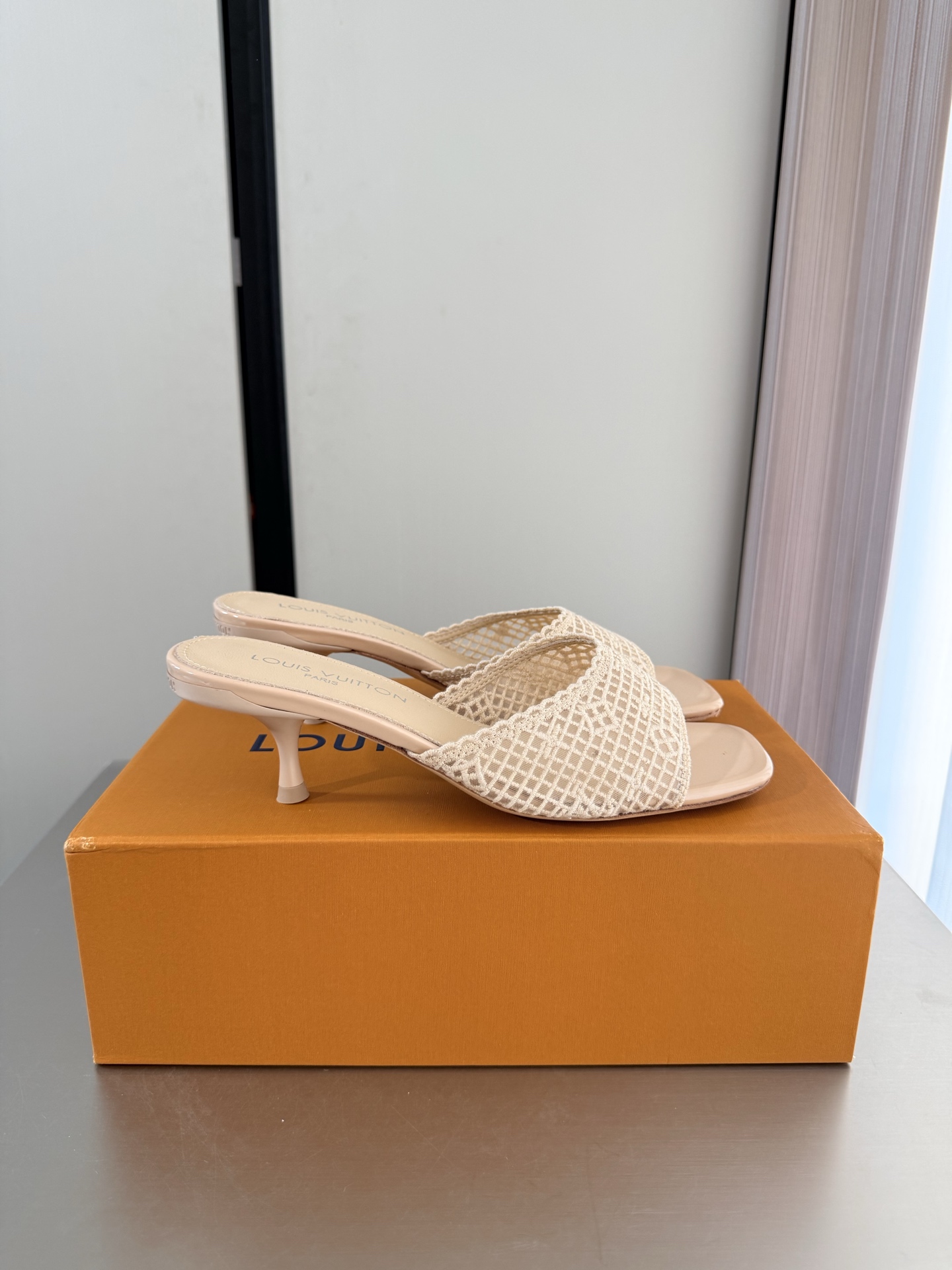 NO:903827,L Donkey medium heel, exquisite jacquard craftsmanship, simple slippers, L Donkey super cost-effective packaging, heel height 5.5cm, apricot color, high quality, flawless, exquisite jacquard craftsmanship, so that LV can still provide creators and young players with surprise and desire. The new color matching is once again high-yield, and the actual product has been fully exposed, and is expected to be released in the near future!  Material Jacquard workmanship Lining Lambskin lining Sole Italian leather outsole Size 35 36 37 38 39 40 41 42 (customized 40 41 42) Configuration original packaging, high heels and slippers, louis vuitton, louis vuitton, high heels, slippers, sheepskin, Leather soles19860909L驴 中跟 精致提花工艺 简约拖鞋 L驴超高性价比 包装 跟高 5.5cm 杏色 高品质 无瑕疵  精致提花工艺 使得 LV  仍能为创作者、青年玩家,提供惊艳和渴望. 新配色再次高产上新,目前实物已经全面曝光,预计将在近期陆续发布！ 材质 提花工艺 内里 小羊皮内里 鞋底意大利真皮大底 码数35 36 37 38 39 40 41 42（40 41 42定制）  配置原版包装,高跟鞋拖鞋,louis vuitton,louis vuitton,high heels,slippers,sheepskin,Leather soles,Women's Shoes