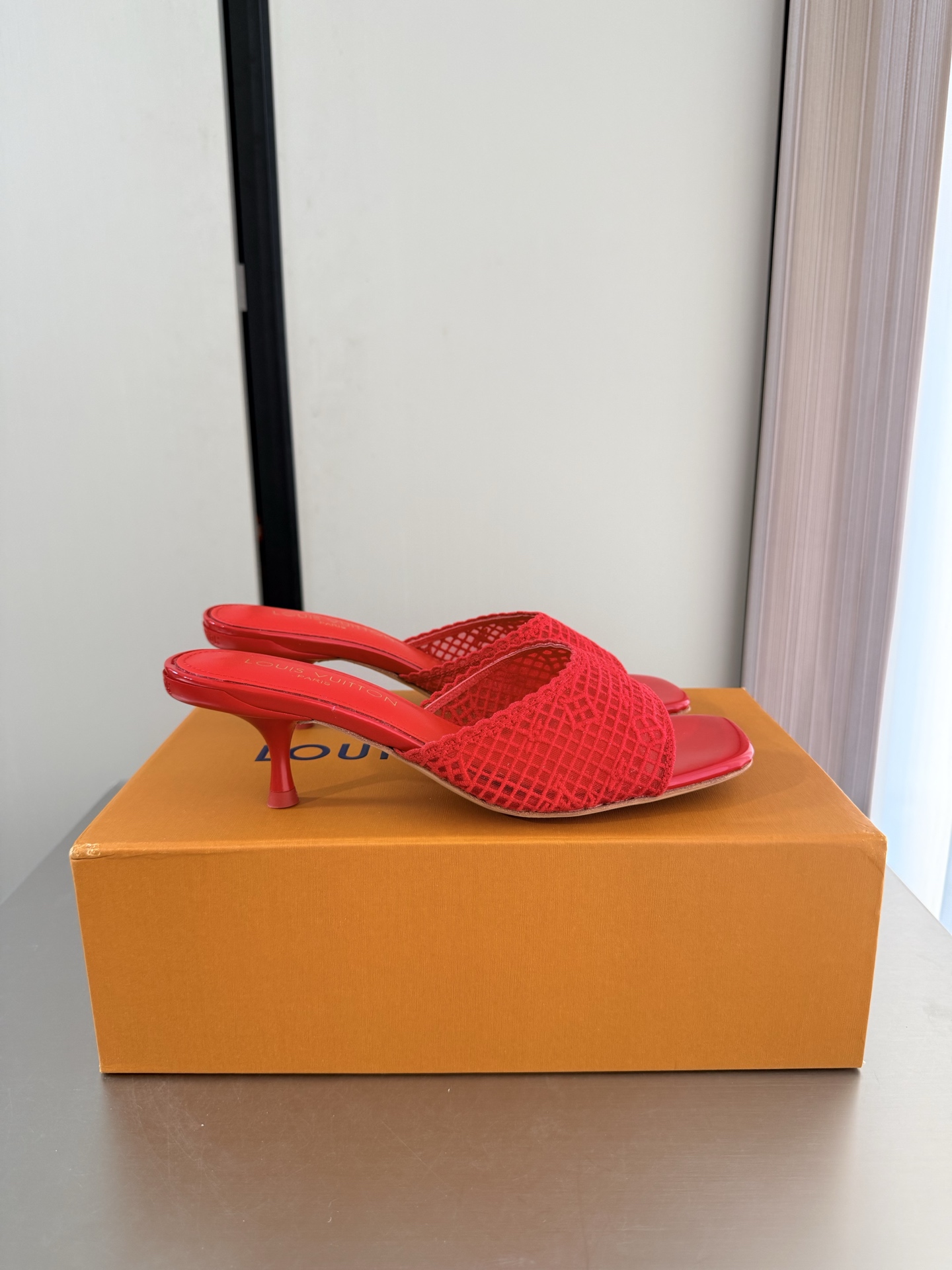 NO:903834,L Donkey medium heel, exquisite jacquard craftsmanship, simple slippers, L Donkey super cost-effective packaging, heel height 5.5cm, bright red, high quality, flawless, exquisite jacquard craftsmanship, so that LV can still provide creators and young players with surprise and desire. The new color matching is once again high-yield, and the actual product has been fully exposed, and is expected to be released in the near future!  Material Jacquard workmanship Lining Lambskin lining Sole Italian leather outsole Size 35 36 37 38 39 40 41 42 (customized 40 41 42) Configuration original packaging, high heels and slippers, louis vuitton, louis vuitton, high heels, slippers, sheepskin, Leather soles19860909L驴 中跟 精致提花工艺 简约拖鞋 L驴超高性价比 包装 跟高 5.5cm 大红色 高品质 无瑕疵  精致提花工艺 使得 LV  仍能为创作者、青年玩家,提供惊艳和渴望. 新配色再次高产上新,目前实物已经全面曝光,预计将在近期陆续发布！ 材质 提花工艺 内里 小羊皮内里 鞋底意大利真皮大底 码数35 36 37 38 39 40 41 42（40 41 42定制）  配置原版包装,高跟鞋拖鞋,louis vuitton,louis vuitton,high heels,slippers,sheepskin,Leather soles,Women's Shoes