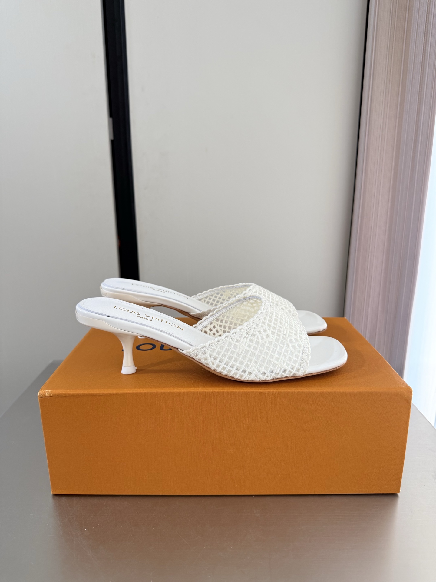 NO:903840,L Donkey Medium Heel Exquisite Jacquard Craftsmanship Simple Slippers L Donkey Super Cost-Effective Packaging Heel Height 5.5cm White High Quality Flawless Exquisite Jacquard Craftsmanship Allows LV to still provide surprise and desire for creators and young players. The new color matching is once again high-yield, and the actual product has been fully exposed and is expected to be released in the near future!  Material Jacquard workmanship Lining Lambskin lining Sole Italian leather outsole Size 35 36 37 38 39 40 41 42 (customized 40 41 42) Configuration original packaging, high heels and slippers, louis vuitton, louis vuitton, high heels, slippers, sheepskin, Leather soles19860909L驴 中跟 精致提花工艺 简约拖鞋 L驴超高性价比 包装 跟高 5.5cm 白色 高品质 无瑕疵  精致提花工艺 使得 LV  仍能为创作者、青年玩家,提供惊艳和渴望. 新配色再次高产上新,目前实物已经全面曝光,预计将在近期陆续发布！ 材质 提花工艺 内里 小羊皮内里 鞋底意大利真皮大底 码数35 36 37 38 39 40 41 42（40 41 42定制）  配置原版包装,高跟鞋拖鞋,louis vuitton,louis vuitton,high heels,slippers,sheepskin,Leather soles,Women's Shoes