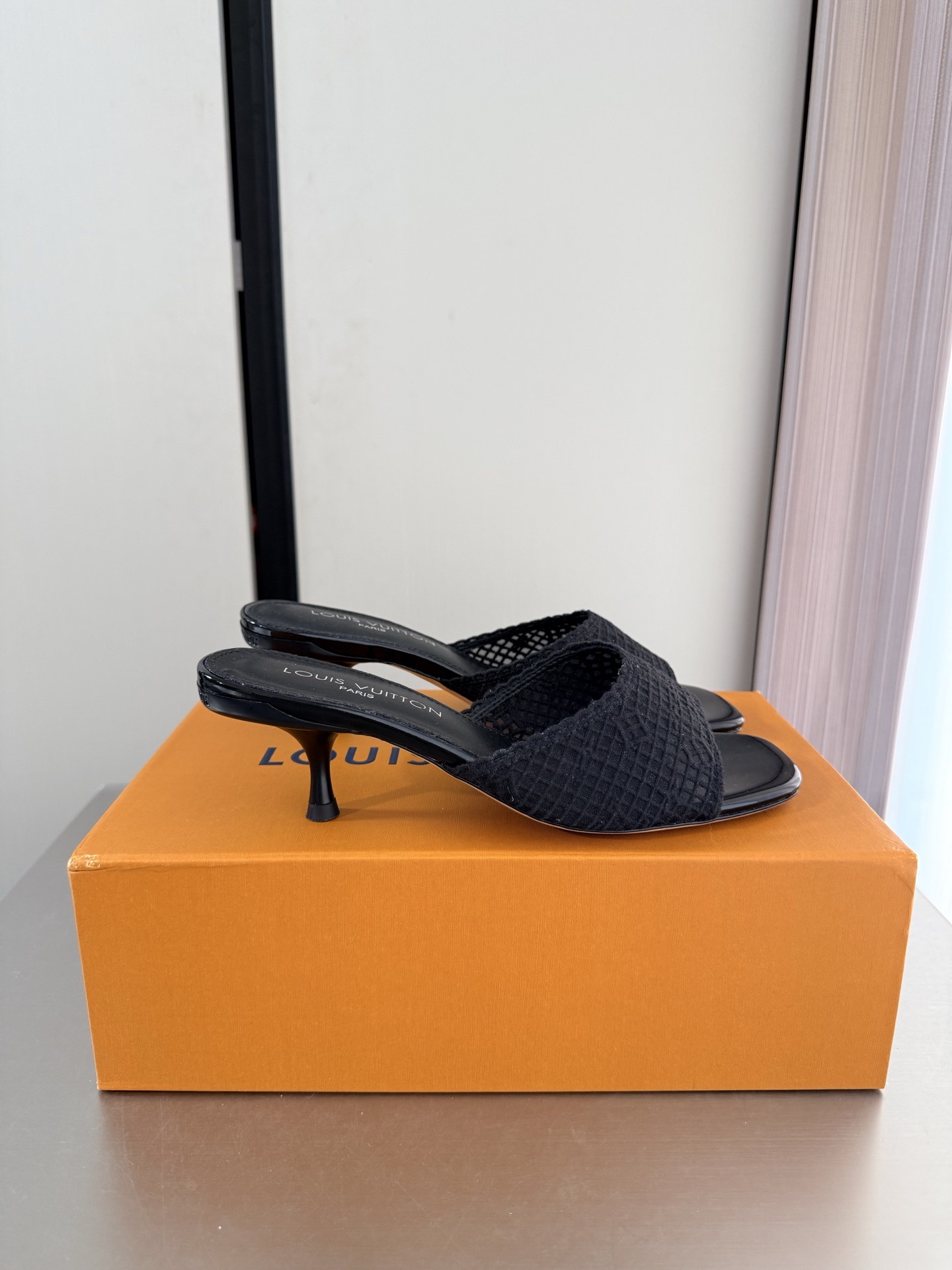 NO:903846,L Donkey Medium Heel Exquisite Jacquard Craftsmanship Simple Slippers L Donkey Super Cost-Effective Packaging Heel Height 5.5cm Black High Quality Flawless Exquisite Jacquard Craftsmanship Allows LV to still provide creators and young players with surprise and desire. The new color combination is once again high-yield, and the actual product has been fully exposed and is expected to be released in the near future!  Material Jacquard workmanship Lining Lambskin lining Sole Italian leather outsole Size 35 36 37 38 39 40 41 42 (customized 40 41 42) Configuration original packaging, high heels and slippers, louis vuitton, louis vuitton, high heels, slippers, sheepskin, Leather soles19860909L驴 中跟 精致提花工艺 简约拖鞋 L驴超高性价比 包装 跟高 5.5cm 黑色 高品质 无瑕疵  精致提花工艺 使得 LV  仍能为创作者、青年玩家,提供惊艳和渴望. 新配色再次高产上新,目前实物已经全面曝光,预计将在近期陆续发布！ 材质 提花工艺 内里 小羊皮内里 鞋底意大利真皮大底 码数35 36 37 38 39 40 41 42（40 41 42定制）  配置原版包装,高跟鞋拖鞋,louis vuitton,louis vuitton,high heels,slippers,sheepskin,Leather soles,Women's Shoes