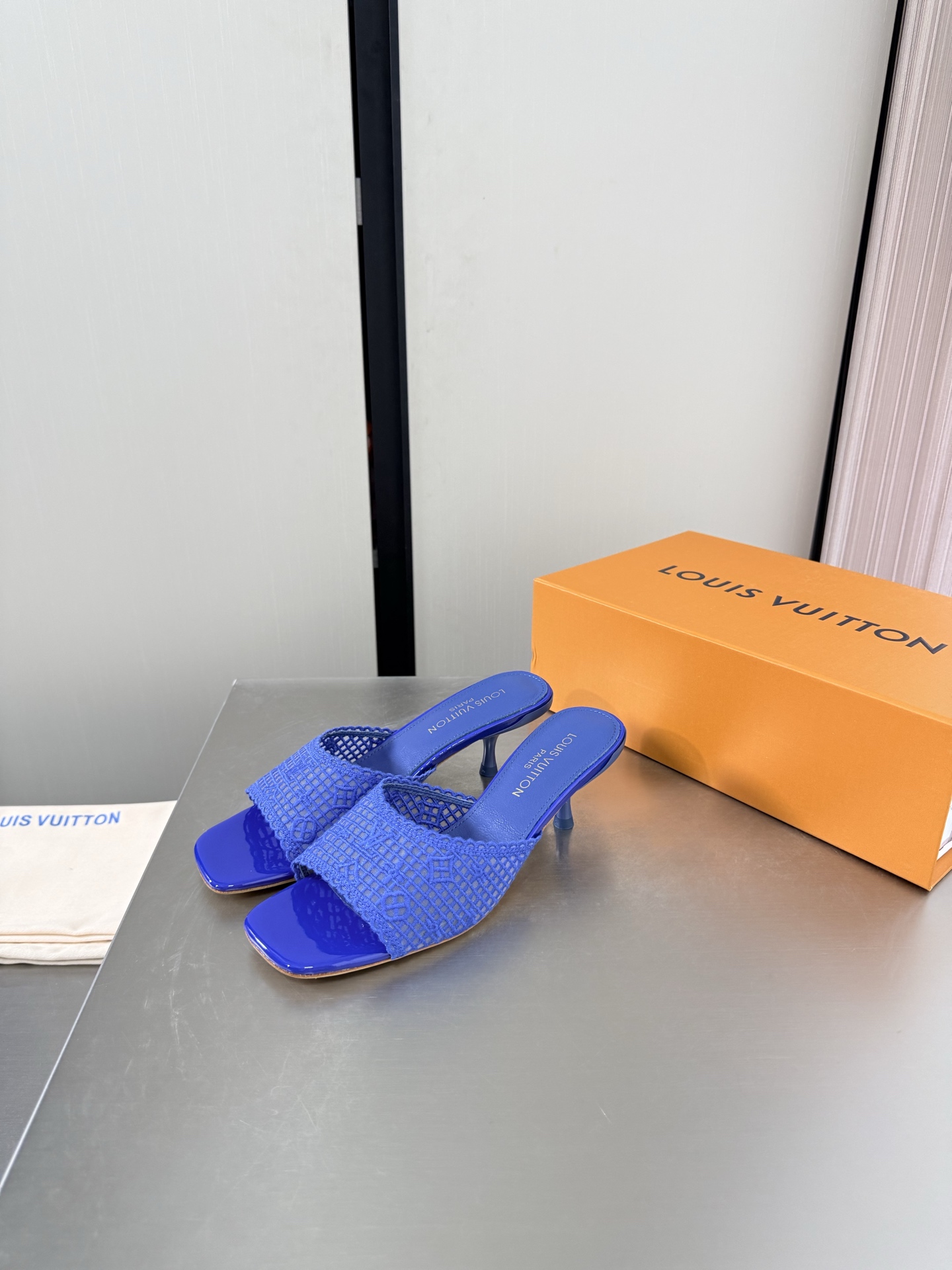 NO:903853,L Donkey Medium Heel Exquisite Jacquard Craftsmanship Simple Slippers L Donkey Super Cost-Effective Packaging Heel Height 5.5cm Blue High Quality Flawless Exquisite Jacquard Craftsmanship Allows LV to still provide creators and young players with surprise and desire. The new color combination is once again high-yield, and the actual product has been fully exposed and is expected to be released in the near future!  Material Jacquard workmanship Lining Lambskin lining Sole Italian leather outsole Size 35 36 37 38 39 40 41 42 (customized 40 41 42) Configuration original packaging, high heels and slippers, louis vuitton, louis vuitton, high heels, slippers, sheepskin, Leather soles19860909L驴 中跟 精致提花工艺 简约拖鞋 L驴超高性价比 包装 跟高 5.5cm 蓝色 高品质 无瑕疵  精致提花工艺 使得 LV  仍能为创作者、青年玩家,提供惊艳和渴望. 新配色再次高产上新,目前实物已经全面曝光,预计将在近期陆续发布！ 材质 提花工艺 内里 小羊皮内里 鞋底意大利真皮大底 码数35 36 37 38 39 40 41 42（40 41 42定制）  配置原版包装,高跟鞋拖鞋,louis vuitton,louis vuitton,high heels,slippers,sheepskin,Leather soles,Women's Shoes