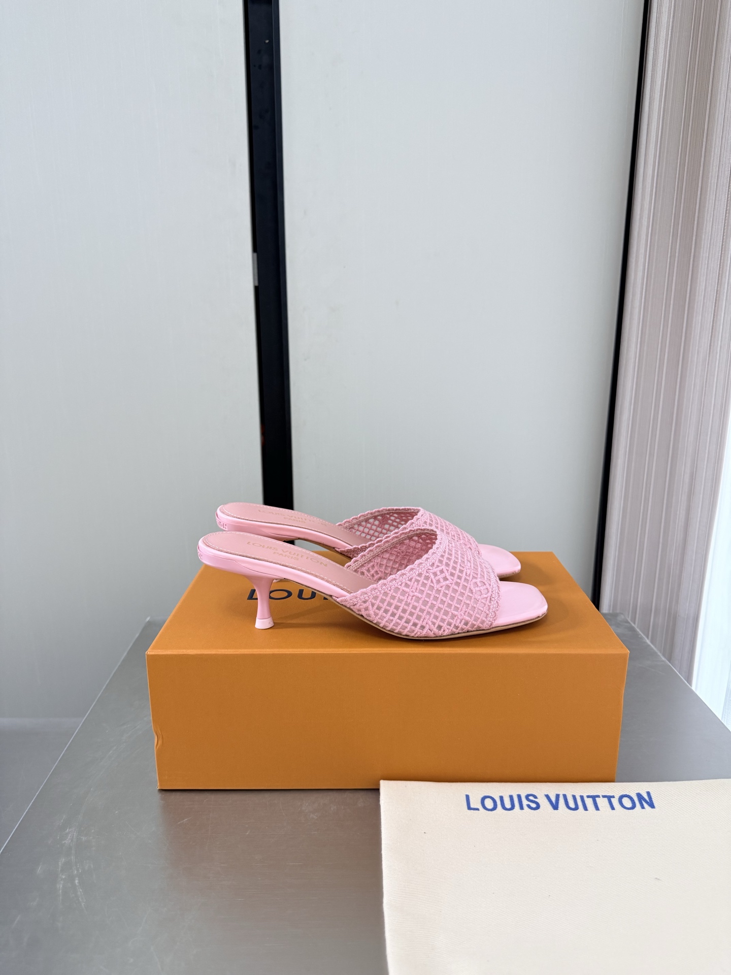 NO:903861,L Donkey medium heel, exquisite jacquard craftsmanship, simple slippers, L Donkey super cost-effective packaging, heel height 5.5cm, pink, high quality, flawless, exquisite jacquard craftsmanship, so that LV can still provide surprise and desire for creators and young players. The new color matching is once again high-yield, and the actual product has been fully exposed, and is expected to be released in the near future!  Material Jacquard workmanship Lining Lambskin lining Sole Italian leather outsole Size 35 36 37 38 39 40 41 42 (customized 40 41 42) Configuration original packaging, high heels and slippers, louis vuitton, louis vuitton, high heels, slippers, sheepskin, Leather soles19860909L驴 中跟 精致提花工艺 简约拖鞋 L驴超高性价比 包装 跟高 5.5cm 粉色 高品质 无瑕疵  精致提花工艺 使得 LV  仍能为创作者、青年玩家,提供惊艳和渴望. 新配色再次高产上新,目前实物已经全面曝光,预计将在近期陆续发布！ 材质 提花工艺 内里 小羊皮内里 鞋底意大利真皮大底 码数35 36 37 38 39 40 41 42（40 41 42定制）  配置原版包装,高跟鞋拖鞋,louis vuitton,louis vuitton,high heels,slippers,sheepskin,Leather soles,Women's Shoes