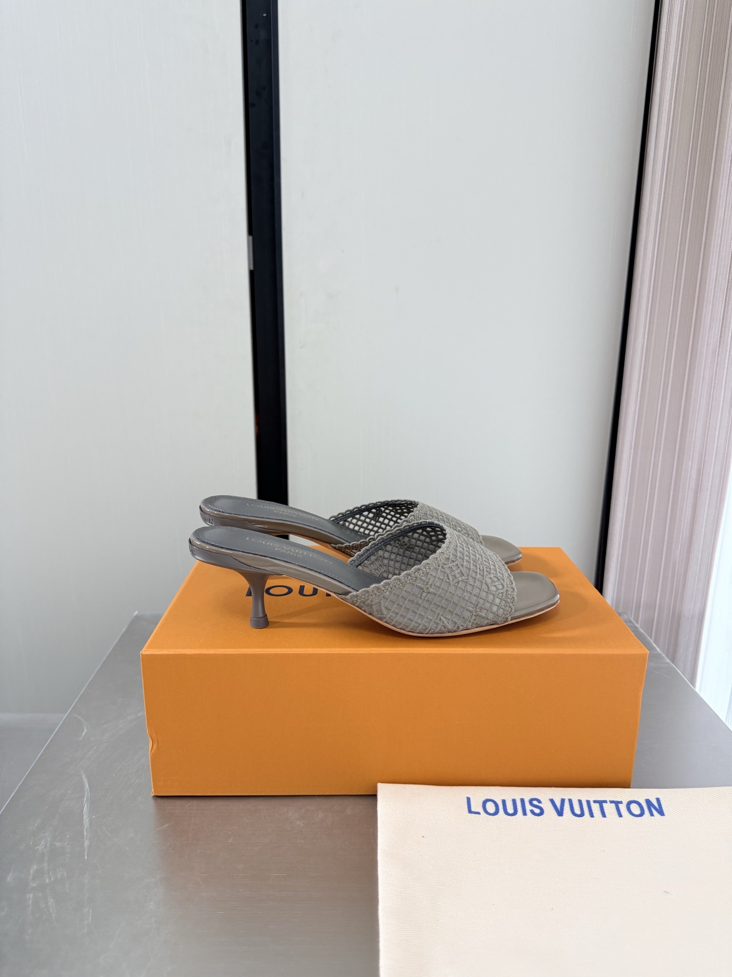NO:903869,L Donkey Medium Heel Exquisite Jacquard Craftsmanship Simple Slippers L Donkey Super Cost-Effective Packaging Heel Height 5.5cm Gray High Quality Flawless Exquisite Jacquard Craftsmanship Allows LV to still provide creators and young players with surprise and desire. The new color combination is once again high-yield, and the actual product has been fully exposed and is expected to be released in the near future!  Material Jacquard workmanship Lining Lambskin lining Sole Italian leather outsole Size 35 36 37 38 39 40 41 42 (customized 40 41 42) Configuration original packaging, high heels and slippers, louis vuitton, louis vuitton, high heels, slippers, sheepskin, Leather soles19860909L驴 中跟 精致提花工艺 简约拖鞋 L驴超高性价比 包装 跟高 5.5cm 灰色 高品质 无瑕疵  精致提花工艺 使得 LV  仍能为创作者、青年玩家,提供惊艳和渴望. 新配色再次高产上新,目前实物已经全面曝光,预计将在近期陆续发布！ 材质 提花工艺 内里 小羊皮内里 鞋底意大利真皮大底 码数35 36 37 38 39 40 41 42（40 41 42定制）  配置原版包装,高跟鞋拖鞋,louis vuitton,louis vuitton,high heels,slippers,sheepskin,Leather soles,Women's Shoes