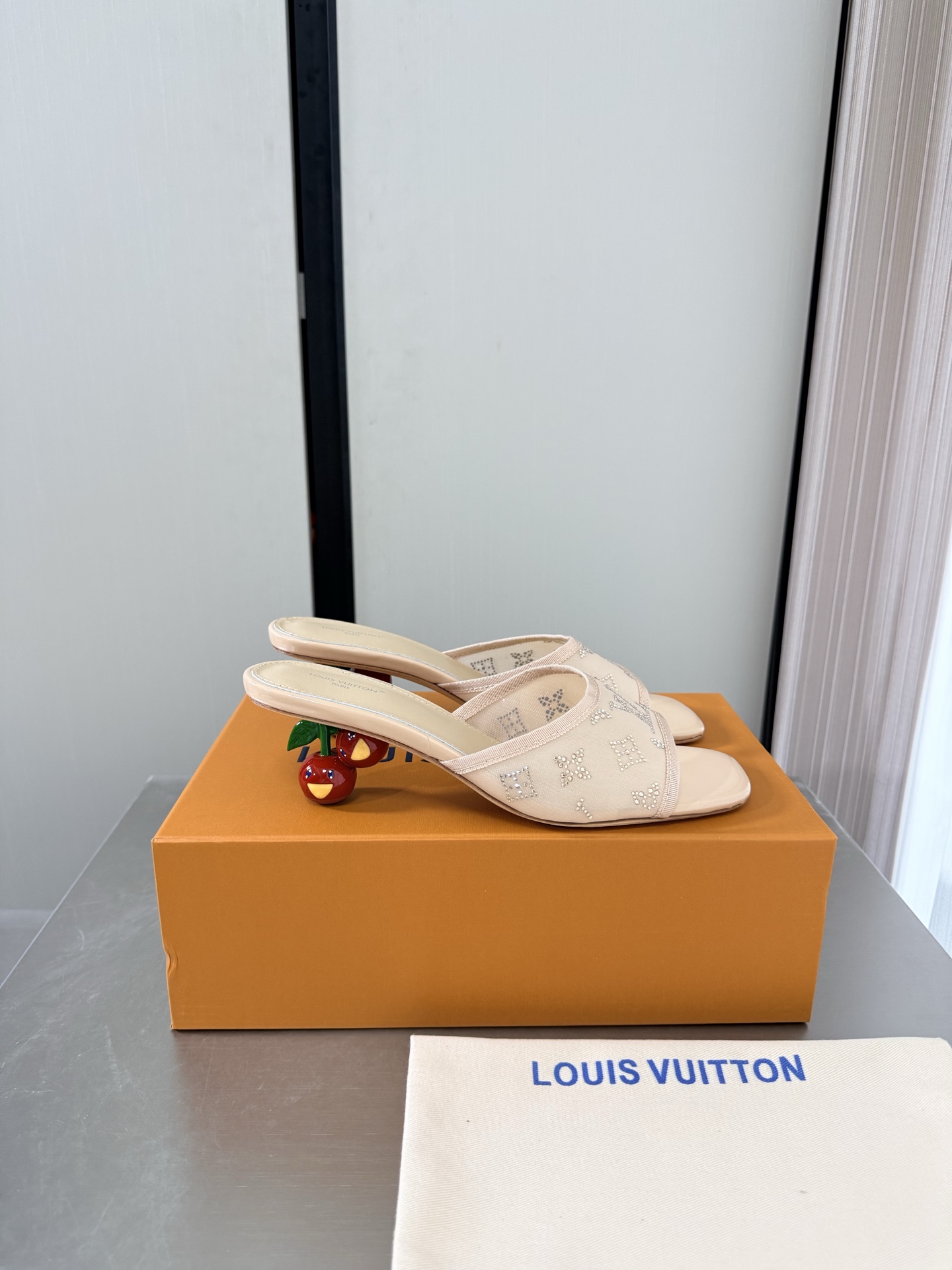 NO:903847,Cherry heel L Donkey Medium heel Exquisite mesh diamonds Simple slippers L Donkey super cost-effective Packaging Heel height 5.5cm Apricot color High quality Flawless Exquisite jacquard craftsmanship allows LV to still provide creators and young players with surprises and desires. The new color combination is once again high-yield, and the actual product has been fully exposed and is expected to be released in the near future!  Material Mesh diamond workmanship Lining Lambskin lining Sole Italian genuine leather outsole Size 35 36 37 38 39 40 41 42 (customized 40 41 42) Configuration original packaging, high heels and slippers, louis vuitton, louis vuitton, high heels, slippers, sheepskin, Leather soles19860909樱桃跟 L驴 中跟 精致网钻 简约拖鞋 L驴超高性价比 包装 跟高 5.5cm 杏色 高品质 无瑕疵  精致提花工艺 使得 LV  仍能为创作者、青年玩家,提供惊艳和渴望. 新配色再次高产上新,目前实物已经全面曝光,预计将在近期陆续发布！ 材质 网钻工艺 内里 小羊皮内里 鞋底意大利真皮大底 码数35 36 37 38 39 40 41 42（40 41 42定制）  配置原版包装,高跟鞋拖鞋,louis vuitton,louis vuitton,high heels,slippers,sheepskin,Leather soles,Women's Shoes