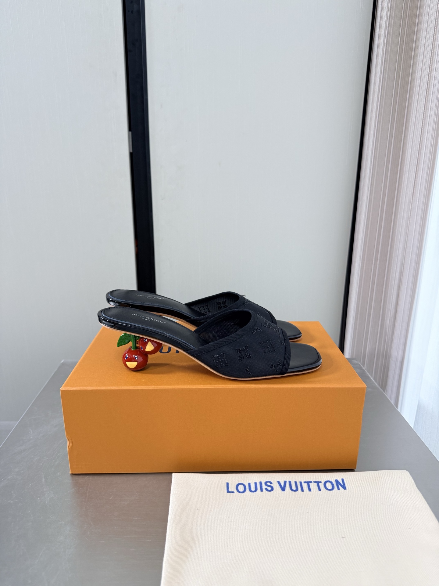 NO:903791,Cherry Heel L Donkey Medium Heel Exquisite Mesh Diamond Simple Slippers L Donkey Super Cost-Effective Packaging Heel Height 5.5cm Black High Quality Flawless Exquisite Jacquard Craftsmanship Allows LV to still provide creators and young players with surprise and desire. The new color combination is once again high-yield, and the actual product has been fully exposed and is expected to be released in the near future!  Material Mesh diamond workmanship Lining Lambskin lining Sole Italian genuine leather outsole Size 35 36 37 38 39 40 41 42 (customized 40 41 42) Configuration original packaging, high heels and slippers, louis vuitton, louis vuitton, high heels, slippers, sheepskin, Leather soles19860909樱桃跟 L驴 中跟 精致网钻 简约拖鞋 L驴超高性价比 包装 跟高 5.5cm 黑色 高品质 无瑕疵  精致提花工艺 使得 LV  仍能为创作者、青年玩家,提供惊艳和渴望. 新配色再次高产上新,目前实物已经全面曝光,预计将在近期陆续发布！ 材质 网钻工艺 内里 小羊皮内里 鞋底意大利真皮大底 码数35 36 37 38 39 40 41 42（40 41 42定制）  配置原版包装,高跟鞋拖鞋,louis vuitton,louis vuitton,high heels,slippers,sheepskin,Leather soles,Women's Shoes