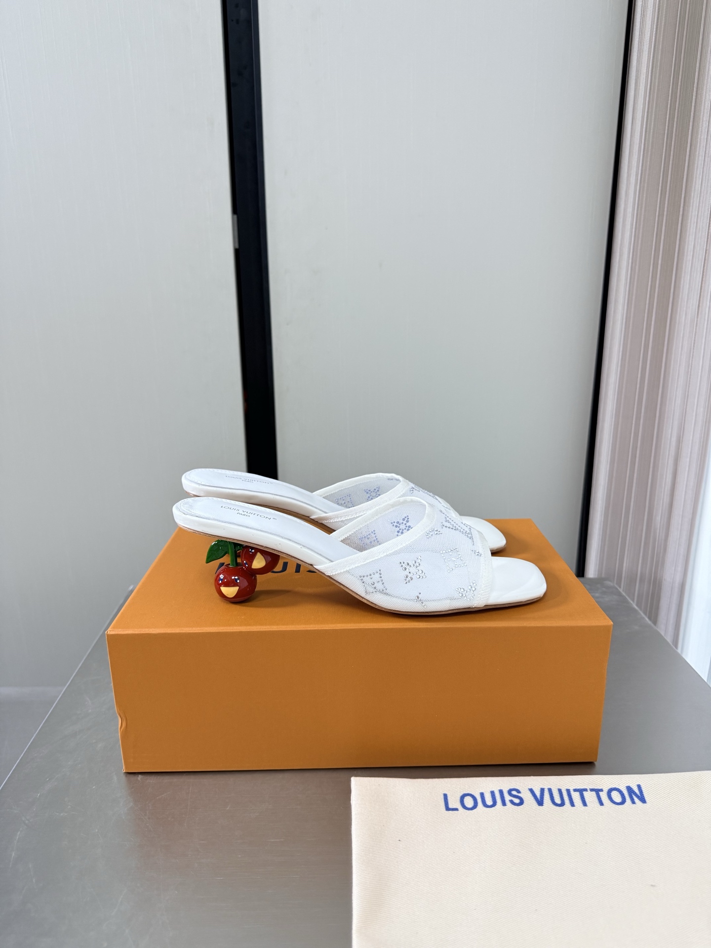 NO:903796,Cherry heel L Donkey Medium heel Exquisite mesh diamonds Simple slippers L Donkey super cost-effective Packaging Heel height 5.5cm White High quality Flawless Exquisite jacquard craftsmanship allows LV to still provide creators and young players with surprises and desires. The new color combination is once again high-yield, and the actual product has been fully exposed and is expected to be released in the near future!  Material Mesh diamond workmanship Lining Lambskin lining Sole Italian genuine leather outsole Size 35 36 37 38 39 40 41 42 (customized 40 41 42) Configuration original packaging, high heels and slippers, louis vuitton, louis vuitton, high heels, slippers, sheepskin, Leather soles19860909樱桃跟 L驴 中跟 精致网钻 简约拖鞋 L驴超高性价比 包装 跟高 5.5cm 白色 高品质 无瑕疵  精致提花工艺 使得 LV  仍能为创作者、青年玩家,提供惊艳和渴望. 新配色再次高产上新,目前实物已经全面曝光,预计将在近期陆续发布！ 材质 网钻工艺 内里 小羊皮内里 鞋底意大利真皮大底 码数35 36 37 38 39 40 41 42（40 41 42定制）  配置原版包装,高跟鞋拖鞋,louis vuitton,louis vuitton,high heels,slippers,sheepskin,Leather soles,Women's Shoes
