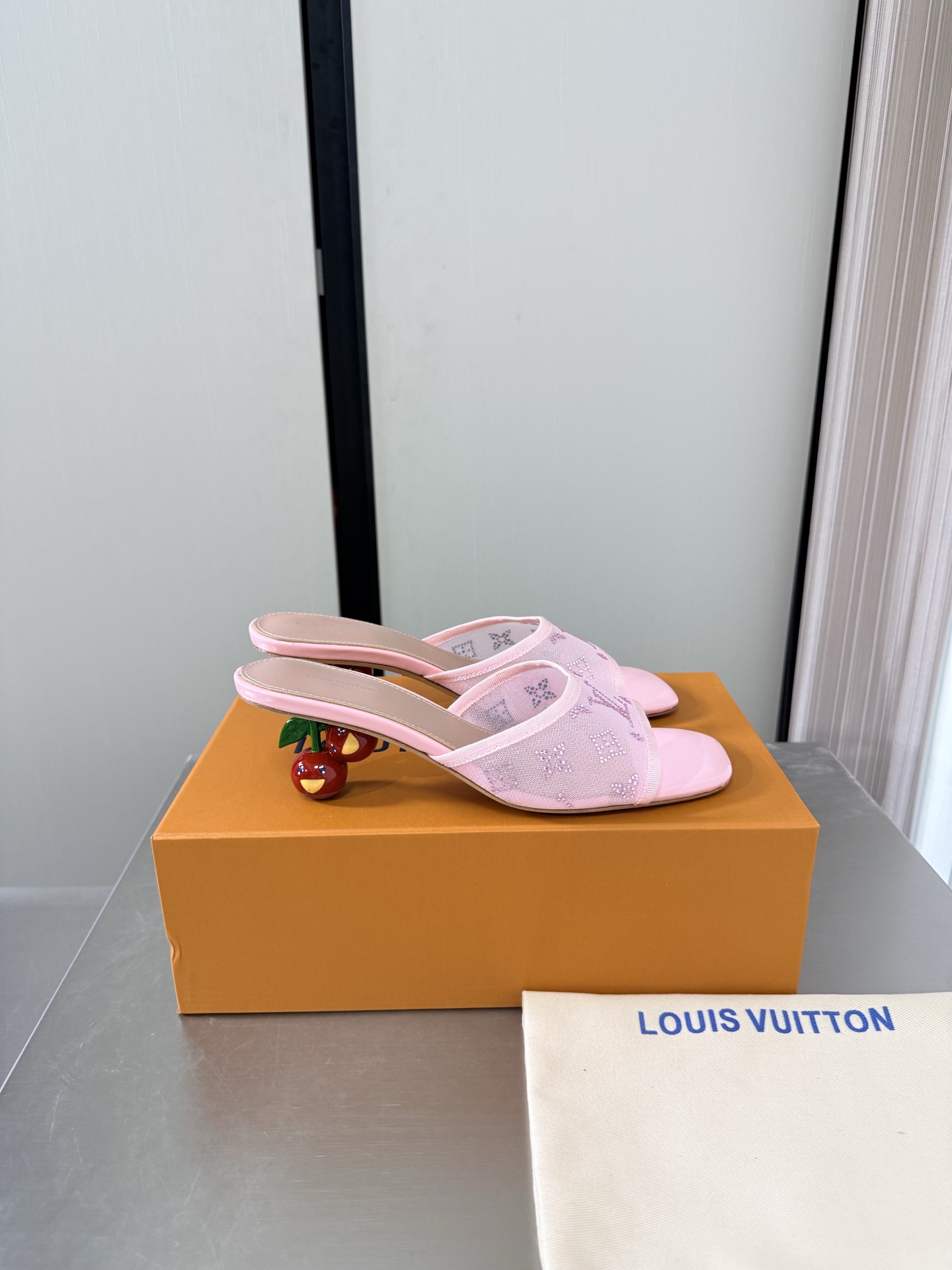 NO:903803,Cherry Heel L Donkey Medium Heel Exquisite Mesh Diamond Simple Slippers L Donkey Super Cost-Effective Packaging Heel Height 5.5cm Pink High Quality Flawless Exquisite Jacquard Craftsmanship Allows LV to still provide creators and young players with surprise and desire. The new color combination is once again high-yield, and the actual product has been fully exposed and is expected to be released in the near future!  Material Mesh diamond workmanship Lining Lambskin lining Sole Italian genuine leather outsole Size 35 36 37 38 39 40 41 42 (customized 40 41 42) Configuration original packaging, high heels and slippers, louis vuitton, louis vuitton, high heels, slippers, sheepskin, Leather soles19860909樱桃跟 L驴 中跟 精致网钻 简约拖鞋 L驴超高性价比 包装 跟高 5.5cm 粉色 高品质 无瑕疵  精致提花工艺 使得 LV  仍能为创作者、青年玩家,提供惊艳和渴望. 新配色再次高产上新,目前实物已经全面曝光,预计将在近期陆续发布！ 材质 网钻工艺 内里 小羊皮内里 鞋底意大利真皮大底 码数35 36 37 38 39 40 41 42（40 41 42定制）  配置原版包装,高跟鞋拖鞋,louis vuitton,louis vuitton,high heels,slippers,sheepskin,Leather soles,Women's Shoes