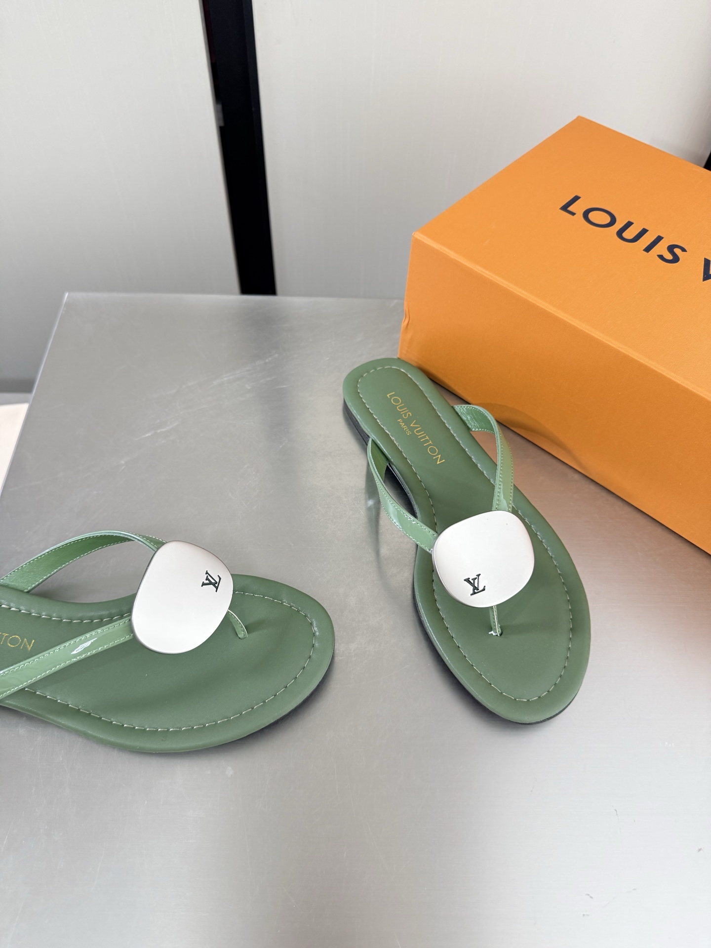 NO:903804,LV personalized hardware fasteners, brand logo, flat thong slippers, L donkey super cost-effective packaging, flat, green, high quality, flawless, exquisite jacquard craftsmanship, allowing LV to still provide creators and young players with surprises and desires. The new color combination is once again high-yield, and the actual product has been fully exposed, and is expected to be released in the near future!  Material calf patent leather lining lambskin lining sole Italian genuine leather outsole code number 35 36 37 38 39 40 41 42 (40 41 42 customized) equipped with original packaging, split-toe shoes, louis vuitton, louis vuitton, slippers, sheepskin, Leather soles19860909LV 个性五金扣件 品牌logo 平底夹趾拖鞋 L驴超高性价比 包装 平底 绿色高品质 无瑕疵  精致提花工艺 使得 LV  仍能为创作者、青年玩家,提供惊艳和渴望. 新配色再次高产上新,目前实物已经全面曝光,预计将在近期陆续发布！ 材质 小牛漆皮 内里 小羊皮内里 鞋底意大利真皮大底 码数35 36 37 38 39 40 41 42（40 41 42定制）  配置原版包装,分趾鞋,louis vuitton,louis vuitton,slippers,sheepskin,Leather soles,Women's Shoes
