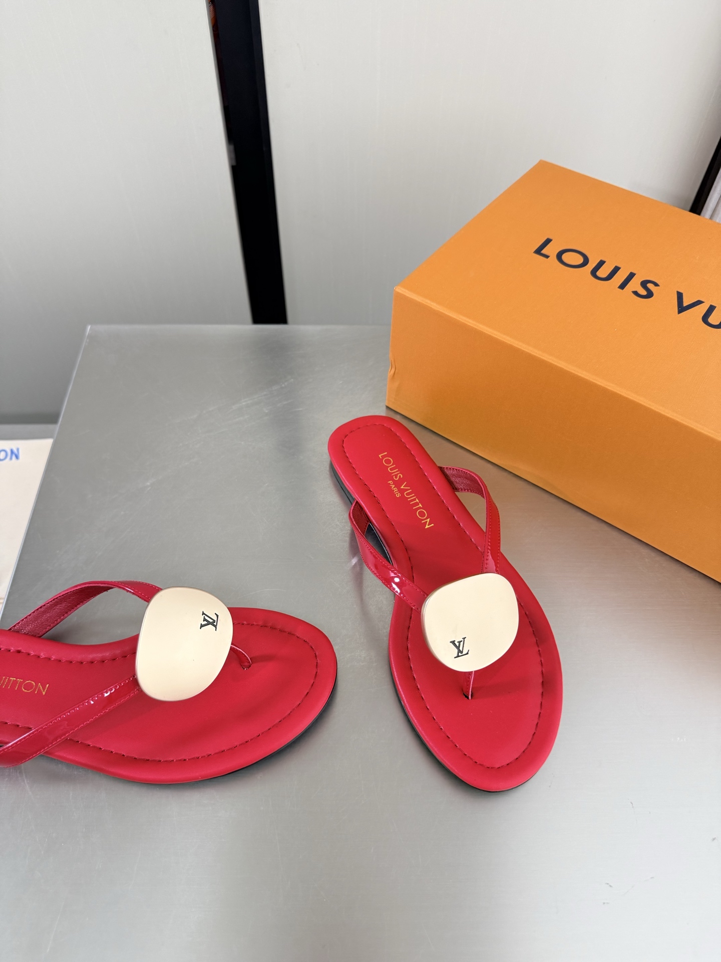 NO:903809,LV personalized hardware fasteners brand logo flat thong slippers L donkey super cost-effective packaging flat red high quality flawless exquisite jacquard craftsmanship allows LV to still provide creators and young players with surprises and desires. The new color combination is once again high-yield, and the actual product has been fully exposed and is expected to be released in the near future!  Material calf patent leather lining lambskin lining sole Italian genuine leather outsole code number 35 36 37 38 39 40 41 42 (40 41 42 customized) equipped with original packaging, split-toe shoes, louis vuitton, louis vuitton, slippers, sheepskin, Leather soles19860909LV 个性五金扣件 品牌logo 平底夹趾拖鞋 L驴超高性价比 包装 平底 红色 高品质 无瑕疵  精致提花工艺 使得 LV  仍能为创作者、青年玩家,提供惊艳和渴望. 新配色再次高产上新,目前实物已经全面曝光,预计将在近期陆续发布！ 材质 小牛漆皮 内里 小羊皮内里 鞋底意大利真皮大底 码数35 36 37 38 39 40 41 42（40 41 42定制）  配置原版包装,分趾鞋,louis vuitton,louis vuitton,slippers,sheepskin,Leather soles,Women's Shoes