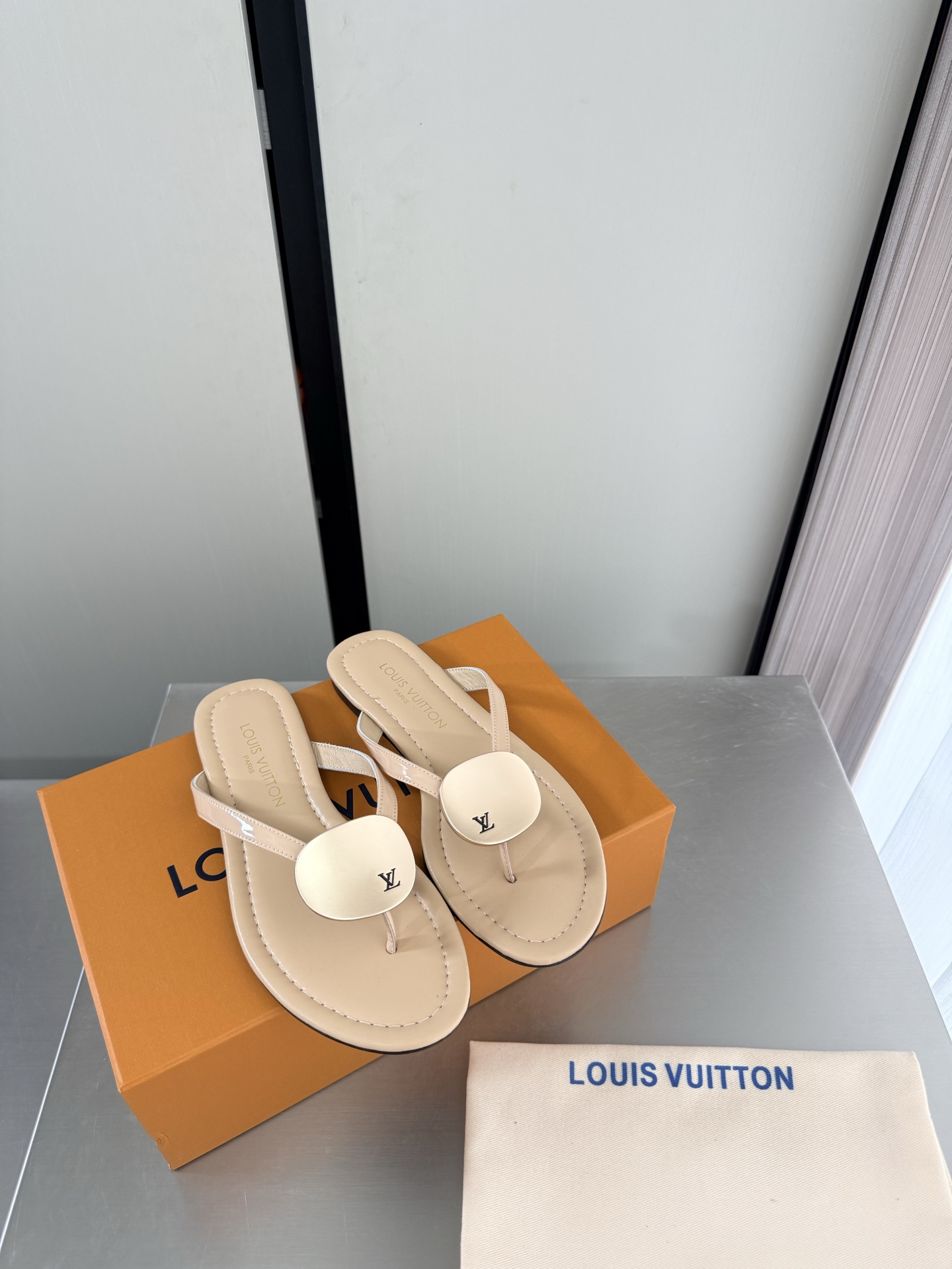 NO:903816,LV personalized hardware fasteners brand logo flat thong slippers L donkey super cost-effective packaging flat apricot high quality flawless exquisite jacquard craftsmanship allows LV to still provide creators and young players with surprises and desires. The new color combination is once again high-yield, and the actual product has been fully exposed and is expected to be released in the near future!  Material calf patent leather lining lambskin lining sole Italian genuine leather outsole code number 35 36 37 38 39 40 41 42 (40 41 42 customized) equipped with original packaging, split-toe shoes, louis vuitton, louis vuitton, slippers, sheepskin, Leather soles19860909LV 个性五金扣件 品牌logo 平底夹趾拖鞋 L驴超高性价比 包装 平底 杏色 高品质 无瑕疵  精致提花工艺 使得 LV  仍能为创作者、青年玩家,提供惊艳和渴望. 新配色再次高产上新,目前实物已经全面曝光,预计将在近期陆续发布！ 材质 小牛漆皮 内里 小羊皮内里 鞋底意大利真皮大底 码数35 36 37 38 39 40 41 42（40 41 42定制）  配置原版包装,分趾鞋,louis vuitton,louis vuitton,slippers,sheepskin,Leather soles,Women's Shoes