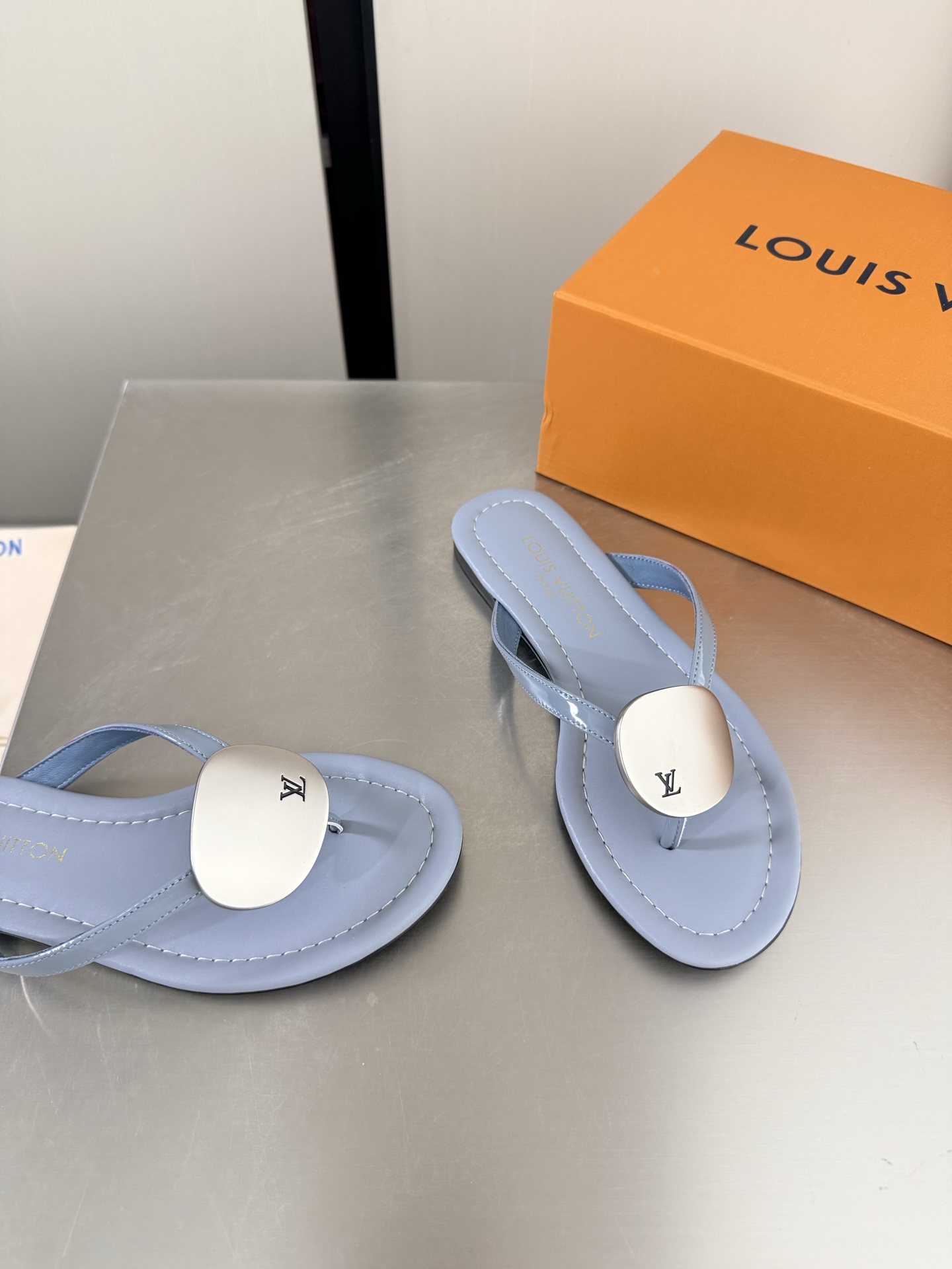NO:903821,LV personalized hardware fasteners brand logo flat thong slippers L donkey super cost-effective packaging flat blue high quality flawless exquisite jacquard craftsmanship allows LV to still provide creators and young players with surprise and desire. The new color combination is once again high-yield, and the actual product has been fully exposed and is expected to be released in the near future!  Material calf patent leather lining lambskin lining sole Italian genuine leather outsole code number 35 36 37 38 39 40 41 42 (40 41 42 customized) equipped with original packaging, split-toe shoes, louis vuitton, louis vuitton, slippers, sheepskin, Leather soles19860909LV 个性五金扣件 品牌logo 平底夹趾拖鞋 L驴超高性价比 包装 平底 蓝色 高品质 无瑕疵  精致提花工艺 使得 LV  仍能为创作者、青年玩家,提供惊艳和渴望. 新配色再次高产上新,目前实物已经全面曝光,预计将在近期陆续发布！ 材质 小牛漆皮 内里 小羊皮内里 鞋底意大利真皮大底 码数35 36 37 38 39 40 41 42（40 41 42定制）  配置原版包装,分趾鞋,louis vuitton,louis vuitton,slippers,sheepskin,Leather soles,Women's Shoes