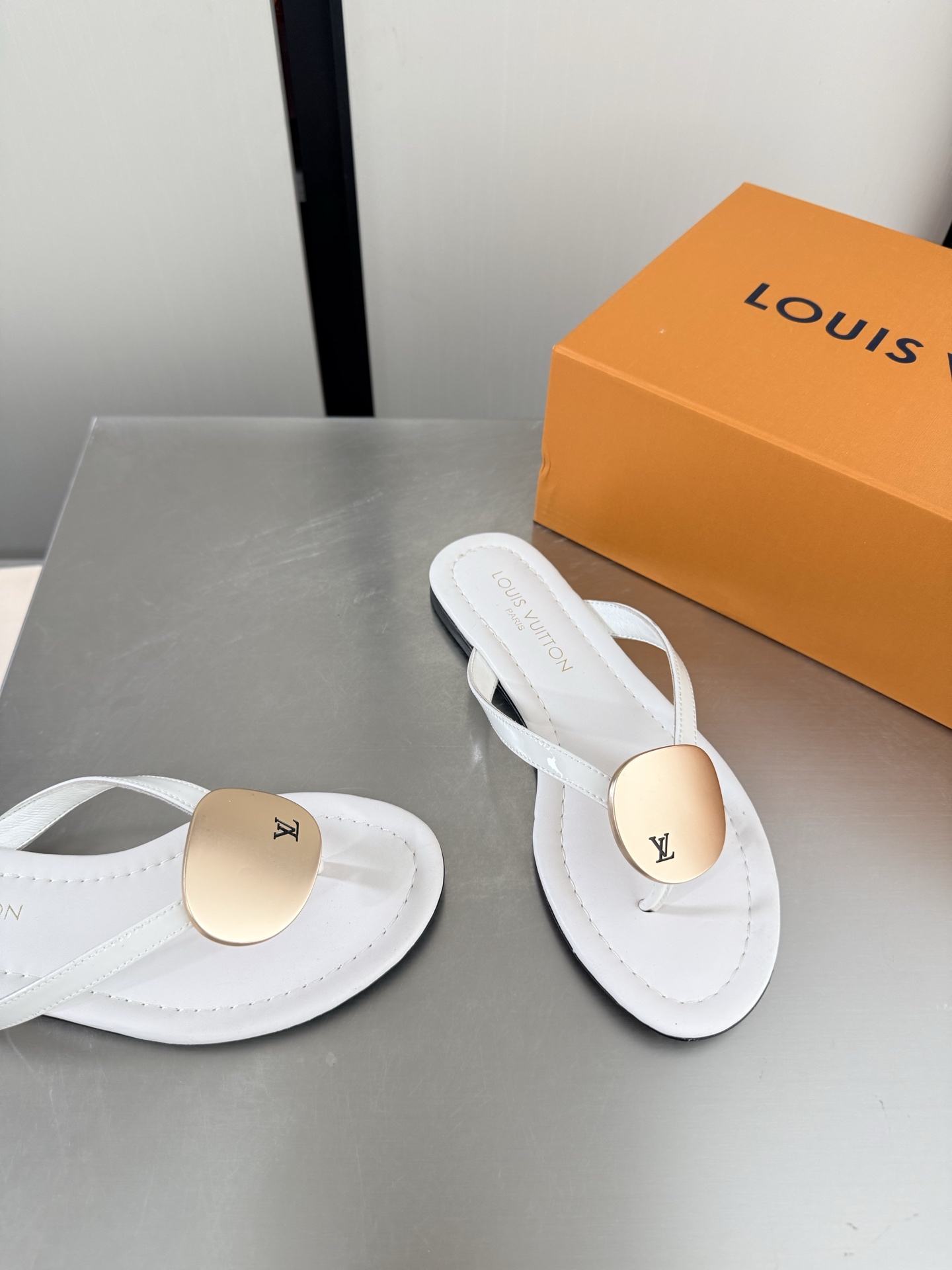 NO:903828,LV personalized hardware fasteners brand logo flat thong slippers L donkey super cost-effective packaging flat white high quality flawless exquisite jacquard craftsmanship allows LV to still provide creators and young players with surprises and desires. The new color combination is once again high-yield, and the actual product has been fully exposed and is expected to be released in the near future!  Material calf patent leather lining lambskin lining sole Italian genuine leather outsole code number 35 36 37 38 39 40 41 42 (40 41 42 customized) equipped with original packaging, split-toe shoes, louis vuitton, louis vuitton, slippers, sheepskin, Leather soles19860909LV 个性五金扣件 品牌logo 平底夹趾拖鞋 L驴超高性价比 包装 平底 白色 高品质 无瑕疵  精致提花工艺 使得 LV  仍能为创作者、青年玩家,提供惊艳和渴望. 新配色再次高产上新,目前实物已经全面曝光,预计将在近期陆续发布！ 材质 小牛漆皮 内里 小羊皮内里 鞋底意大利真皮大底 码数35 36 37 38 39 40 41 42（40 41 42定制）  配置原版包装,分趾鞋,louis vuitton,louis vuitton,slippers,sheepskin,Leather soles,Women's Shoes