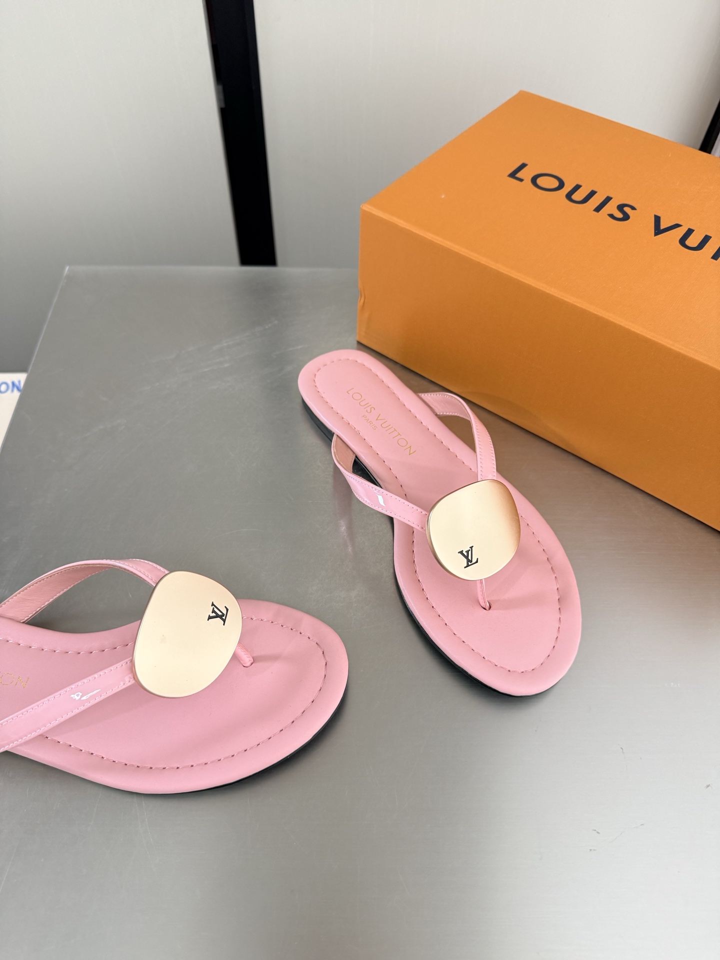 NO:903837,LV personalized hardware fasteners brand logo flat thong slippers L donkey super cost-effective packaging flat pink high quality flawless exquisite jacquard craftsmanship allows LV to still provide creators and young players with surprises and desires. The new color combination is once again high-yield, and the actual product has been fully exposed and is expected to be released in the near future!  Material calf patent leather lining lambskin lining sole Italian genuine leather outsole code number 35 36 37 38 39 40 41 42 (40 41 42 customized) equipped with original packaging, split-toe shoes, louis vuitton, louis vuitton, slippers, sheepskin, Leather soles19860909LV 个性五金扣件 品牌logo 平底夹趾拖鞋 L驴超高性价比 包装 平底 粉色 高品质 无瑕疵  精致提花工艺 使得 LV  仍能为创作者、青年玩家,提供惊艳和渴望. 新配色再次高产上新,目前实物已经全面曝光,预计将在近期陆续发布！ 材质 小牛漆皮 内里 小羊皮内里 鞋底意大利真皮大底 码数35 36 37 38 39 40 41 42（40 41 42定制）  配置原版包装,分趾鞋,louis vuitton,louis vuitton,slippers,sheepskin,Leather soles,Women's Shoes