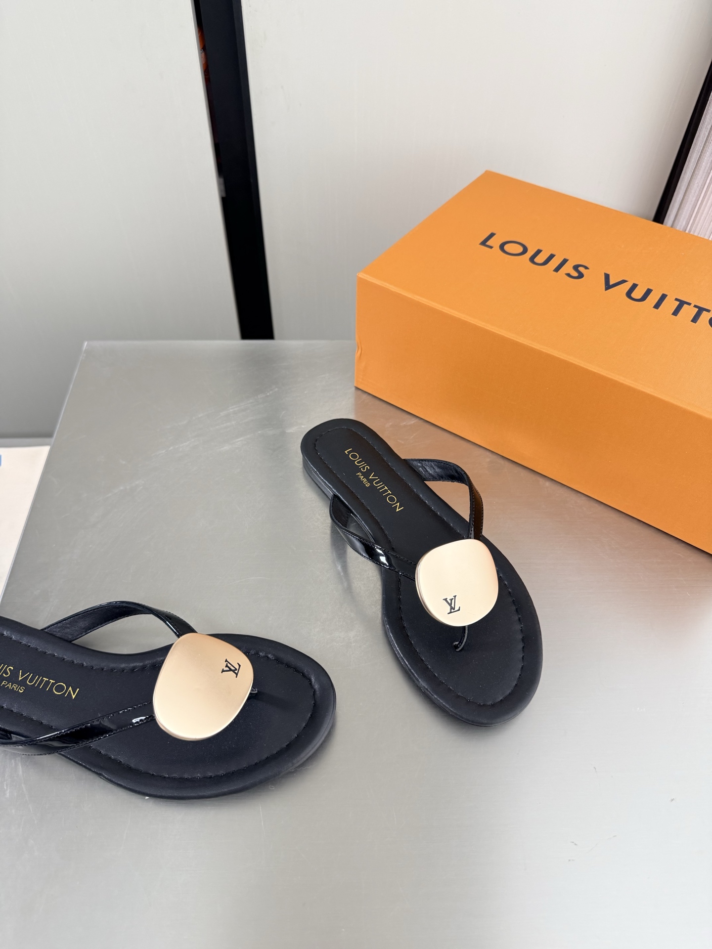 NO:903841,LV personalized hardware fasteners brand logo flat thong slippers L donkey super cost-effective packaging flat black high quality flawless exquisite jacquard craftsmanship allows LV to still provide creators and young players with surprise and desire. The new color combination is once again high-yield, and the actual product has been fully exposed and is expected to be released in the near future!  Material calf patent leather lining lambskin lining sole Italian genuine leather outsole code number 35 36 37 38 39 40 41 42 (40 41 42 customized) equipped with original packaging, split-toe shoes, louis vuitton, louis vuitton, slippers, sheepskin, Leather soles19860909LV 个性五金扣件 品牌logo 平底夹趾拖鞋 L驴超高性价比 包装 平底 黑色 高品质 无瑕疵  精致提花工艺 使得 LV  仍能为创作者、青年玩家,提供惊艳和渴望. 新配色再次高产上新,目前实物已经全面曝光,预计将在近期陆续发布！ 材质 小牛漆皮 内里 小羊皮内里 鞋底意大利真皮大底 码数35 36 37 38 39 40 41 42（40 41 42定制）  配置原版包装,分趾鞋,louis vuitton,louis vuitton,slippers,sheepskin,Leather soles,Women's Shoes