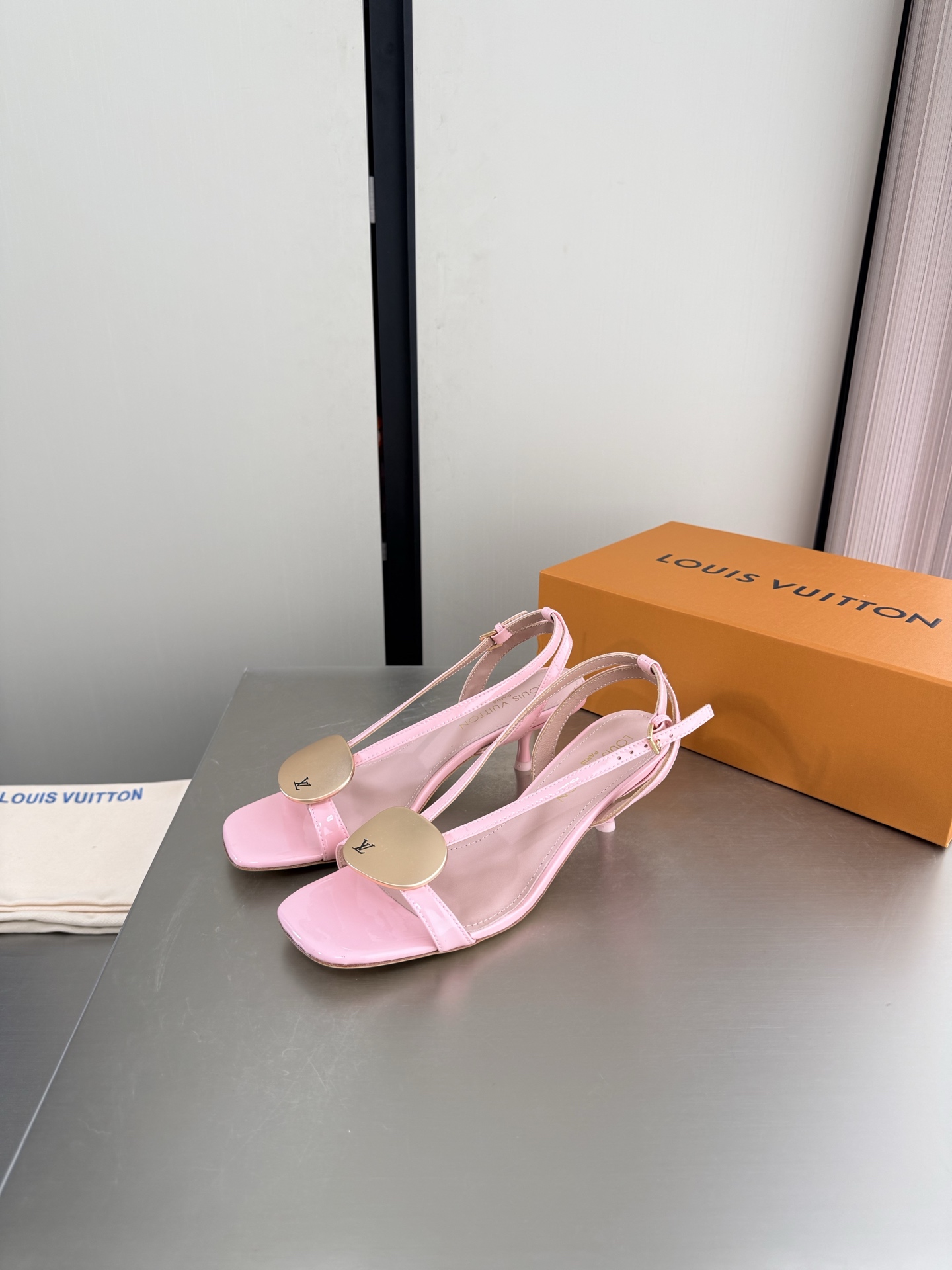 NO:903761,LV personalized hardware fasteners brand logo medium heel sandals L donkey super cost-effective packaging medium heel 5.5 green high quality flawless exquisite jacquard craftsmanship allows LV to still provide creators and young players with surprises and desires. New color combinations are once again high-yield, and the actual products have been fully exposed and are expected to be released in the near future!  Material Calf patent leather Lining Lambskin lining Sole Italian leather outsole Size 35 36 37 38 39 40 41 42 (customized 40 41 42) Configuration original packaging, high heels and sandals, louis vuitton, louis vuitton, sandals, high heels, sheepskin, Leather soles19860909LV 个性五金扣件 品牌logo 中跟凉鞋 L驴超高性价比 包装 中跟5.5 绿色高品质 无瑕疵  精致提花工艺 使得 LV  仍能为创作者、青年玩家,提供惊艳和渴望. 新配色再次高产上新,目前实物已经全面曝光,预计将在近期陆续发布！ 材质 小牛漆皮 内里 小羊皮内里 鞋底意大利真皮大底 码数35 36 37 38 39 40 41 42（40 41 42定制）  配置原版包装,高跟鞋凉鞋,louis vuitton,louis vuitton,sandals,high heels,sheepskin,Leather soles,Women's Shoes
