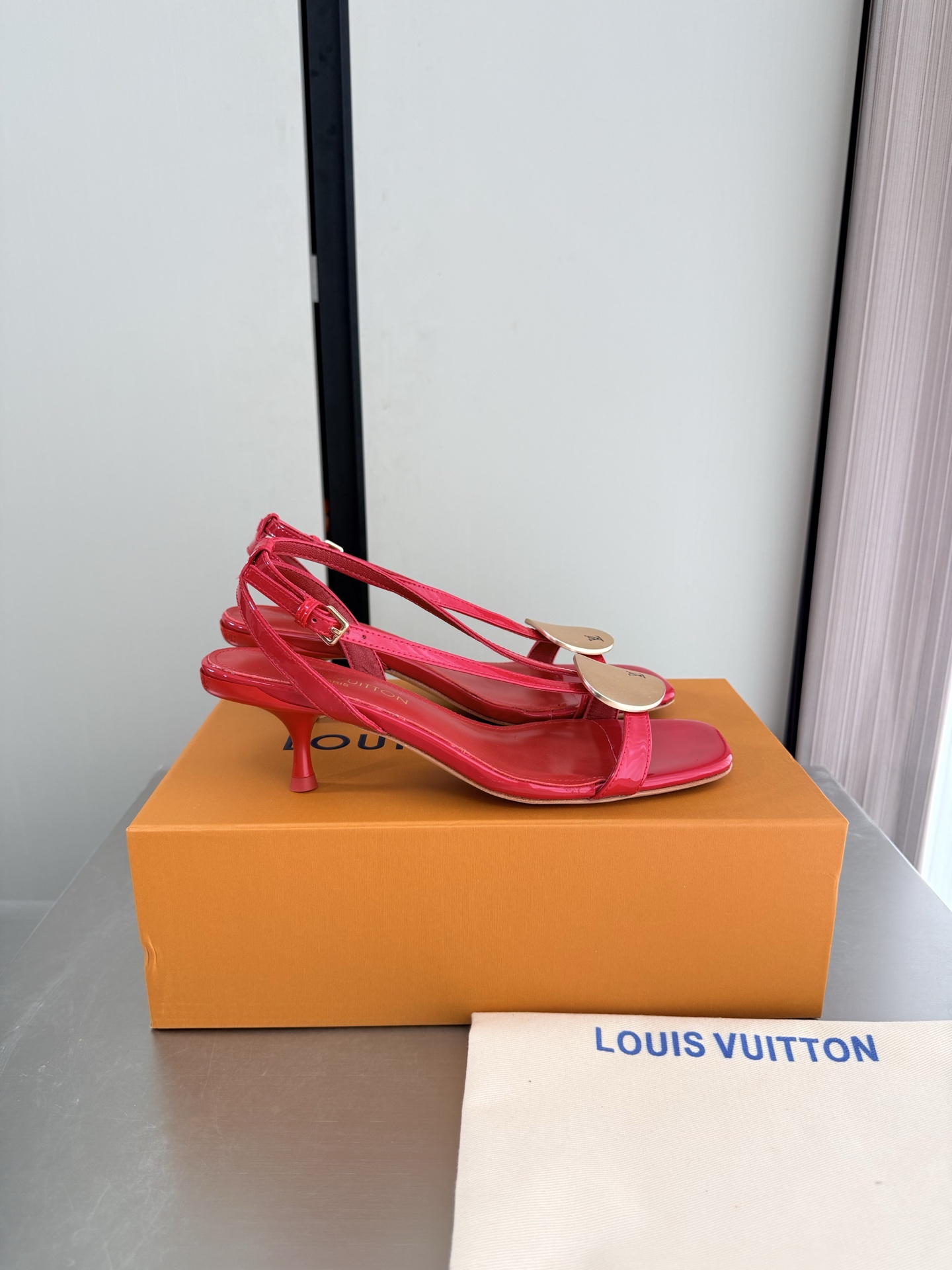 NO:903768,LV personalized hardware fasteners, brand logo, medium heel sandals, L donkey super cost-effective packaging, medium heel 5.5 red, high quality, flawless, exquisite jacquard craftsmanship, allowing LV to still provide creators and young players with surprises and desires. The new color matching is once again high-yield, and the actual product has been fully exposed, and is expected to be released in the near future!  Material Calf patent leather Lining Lambskin lining Sole Italian leather outsole Size 35 36 37 38 39 40 41 42 (customized 40 41 42) Configuration original packaging, high heels and sandals, louis vuitton, louis vuitton, sandals, high heels, sheepskin, Leather soles19860909LV 个性五金扣件 品牌logo 中跟凉鞋 L驴超高性价比 包装 中跟5.5 红色 高品质 无瑕疵  精致提花工艺 使得 LV  仍能为创作者、青年玩家,提供惊艳和渴望. 新配色再次高产上新,目前实物已经全面曝光,预计将在近期陆续发布！ 材质 小牛漆皮 内里 小羊皮内里 鞋底意大利真皮大底 码数35 36 37 38 39 40 41 42（40 41 42定制）  配置原版包装,高跟鞋凉鞋,louis vuitton,louis vuitton,sandals,high heels,sheepskin,Leather soles,Women's Shoes