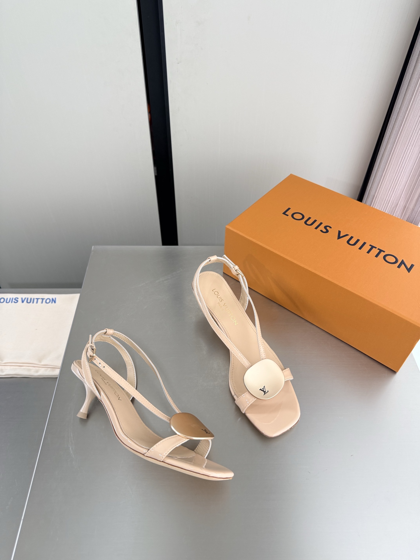 NO:903790,LV personalized hardware fasteners, brand logo, medium heel sandals, L donkey super cost-effective packaging, medium heel 5.5, apricot color, high quality, flawless, exquisite jacquard craftsmanship, allowing LV to still provide creators and young players with surprise and desire. The new color matching is once again high-yield, and the actual product has been fully exposed, and is expected to be released in the near future!  Material Calf patent leather Lining Lambskin lining Sole Italian leather outsole Size 35 36 37 38 39 40 41 42 (customized 40 41 42) Configuration original packaging, high heels and sandals, louis vuitton, louis vuitton, sandals, high heels, sheepskin, Leather soles19860909LV 个性五金扣件 品牌logo 中跟凉鞋 L驴超高性价比 包装 中跟5.5 杏色 高品质 无瑕疵  精致提花工艺 使得 LV  仍能为创作者、青年玩家,提供惊艳和渴望. 新配色再次高产上新,目前实物已经全面曝光,预计将在近期陆续发布！ 材质 小牛漆皮 内里 小羊皮内里 鞋底意大利真皮大底 码数35 36 37 38 39 40 41 42（40 41 42定制）  配置原版包装,高跟鞋凉鞋,louis vuitton,louis vuitton,sandals,high heels,sheepskin,Leather soles,Women's Shoes