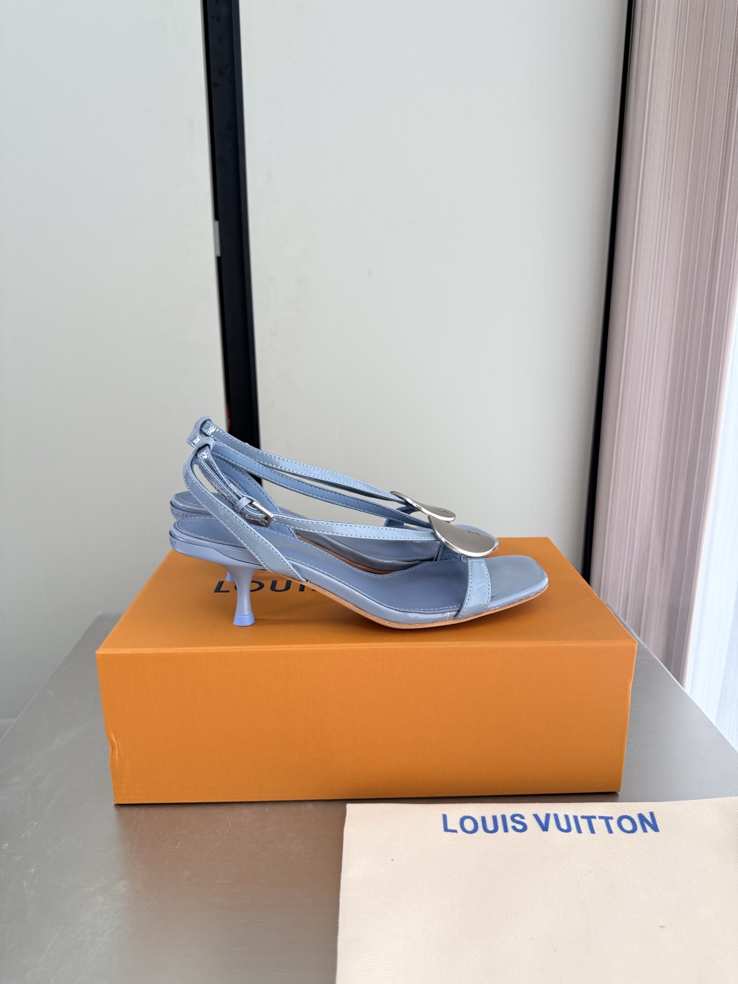 NO:903775,LV personalized hardware fasteners, brand logo, medium heel sandals, L donkey super cost-effective packaging, medium heel 5.5, blue, high quality, flawless, exquisite jacquard craftsmanship, allowing LV to still provide creators and young players with surprise and desire. The new color matching is once again high-yield, and the actual product has been fully exposed, and is expected to be released in the near future!  Material Calf patent leather Lining Lambskin lining Sole Italian leather outsole Size 35 36 37 38 39 40 41 42 (customized 40 41 42) Configuration original packaging, high heels and sandals, louis vuitton, louis vuitton, sandals, high heels, sheepskin, Leather soles19860909LV 个性五金扣件 品牌logo 中跟凉鞋 L驴超高性价比 包装 中跟5.5 蓝色 高品质 无瑕疵  精致提花工艺 使得 LV  仍能为创作者、青年玩家,提供惊艳和渴望. 新配色再次高产上新,目前实物已经全面曝光,预计将在近期陆续发布！ 材质 小牛漆皮 内里 小羊皮内里 鞋底意大利真皮大底 码数35 36 37 38 39 40 41 42（40 41 42定制）  配置原版包装,高跟鞋凉鞋,louis vuitton,louis vuitton,sandals,high heels,sheepskin,Leather soles,Women's Shoes