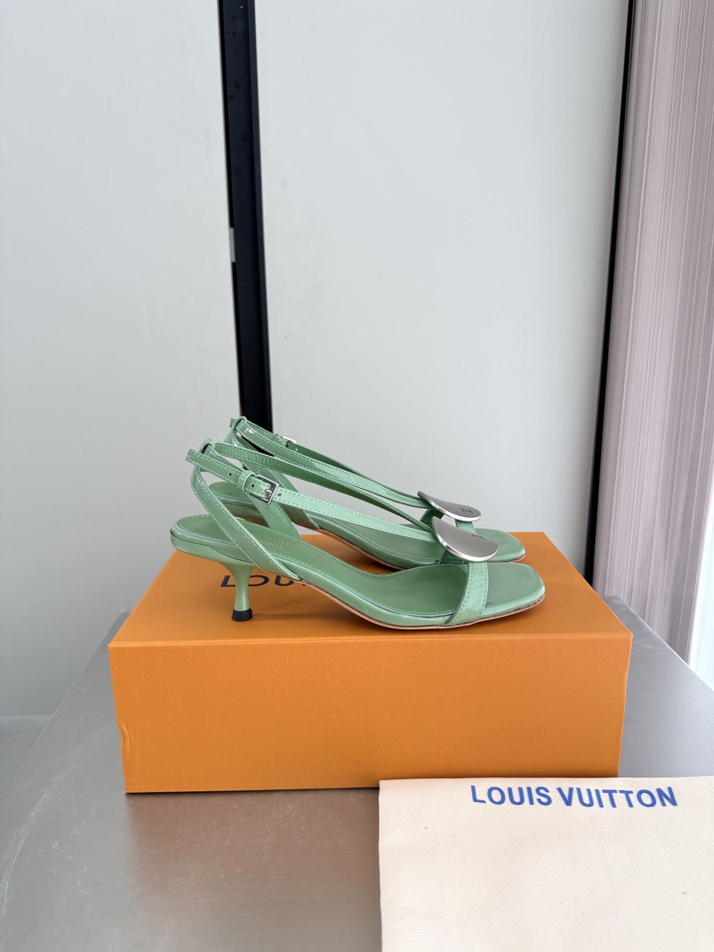 NO:903781,LV personalized hardware fasteners brand logo medium heel sandals L donkey super cost-effective packaging medium heel 5.5 green high quality flawless exquisite jacquard craftsmanship allows LV to still provide creators and young players with surprises and desires. New color combinations are once again high-yield, and the actual products have been fully exposed and are expected to be released in the near future!  Material Calf patent leather Lining Lambskin lining Sole Italian leather outsole Size 35 36 37 38 39 40 41 42 (customized 40 41 42) Configuration original packaging, high heels and sandals, louis vuitton, louis vuitton, sandals, high heels, sheepskin, Leather soles19860909LV 个性五金扣件 品牌logo 中跟凉鞋 L驴超高性价比 包装 中跟5.5 绿色高品质 无瑕疵  精致提花工艺 使得 LV  仍能为创作者、青年玩家,提供惊艳和渴望. 新配色再次高产上新,目前实物已经全面曝光,预计将在近期陆续发布！ 材质 小牛漆皮 内里 小羊皮内里 鞋底意大利真皮大底 码数35 36 37 38 39 40 41 42（40 41 42定制）  配置原版包装,高跟鞋凉鞋,louis vuitton,louis vuitton,sandals,high heels,sheepskin,Leather soles,Women's Shoes